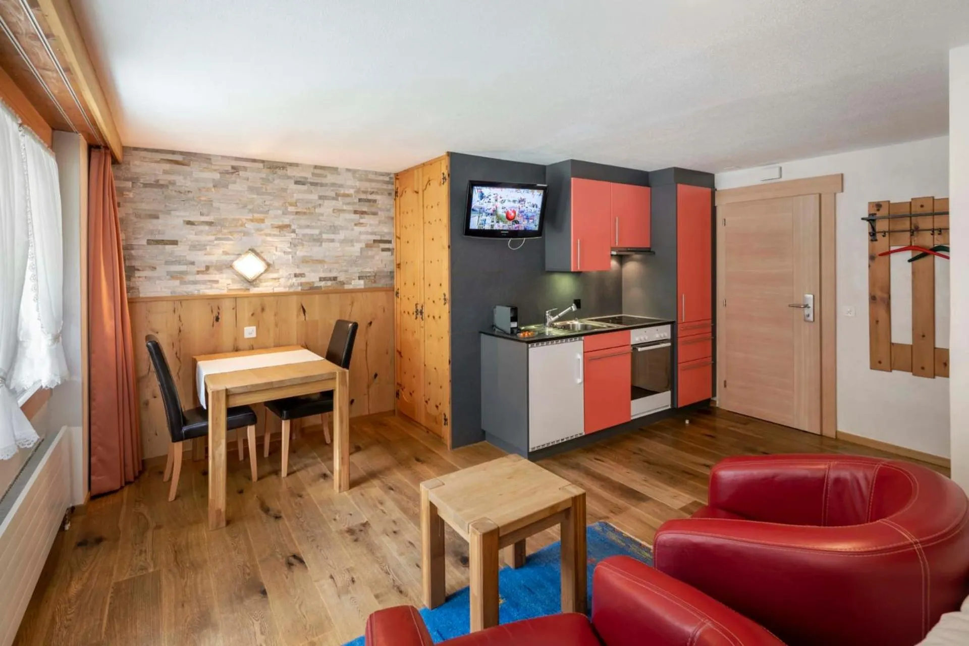 Kitchen or kitchenette in Hotel Matterhornblick