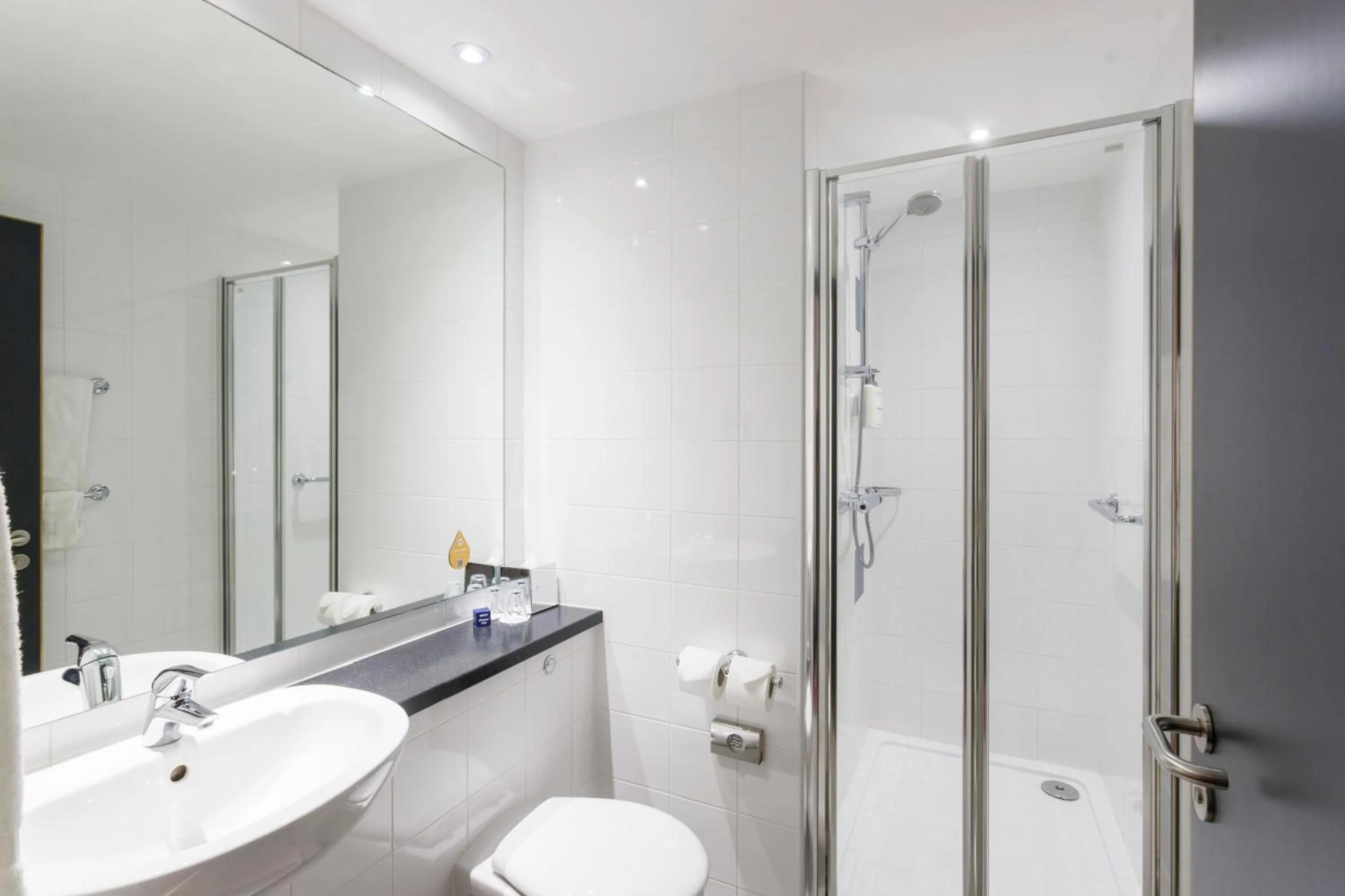 Shower in Park Inn by Radisson Aberdeen