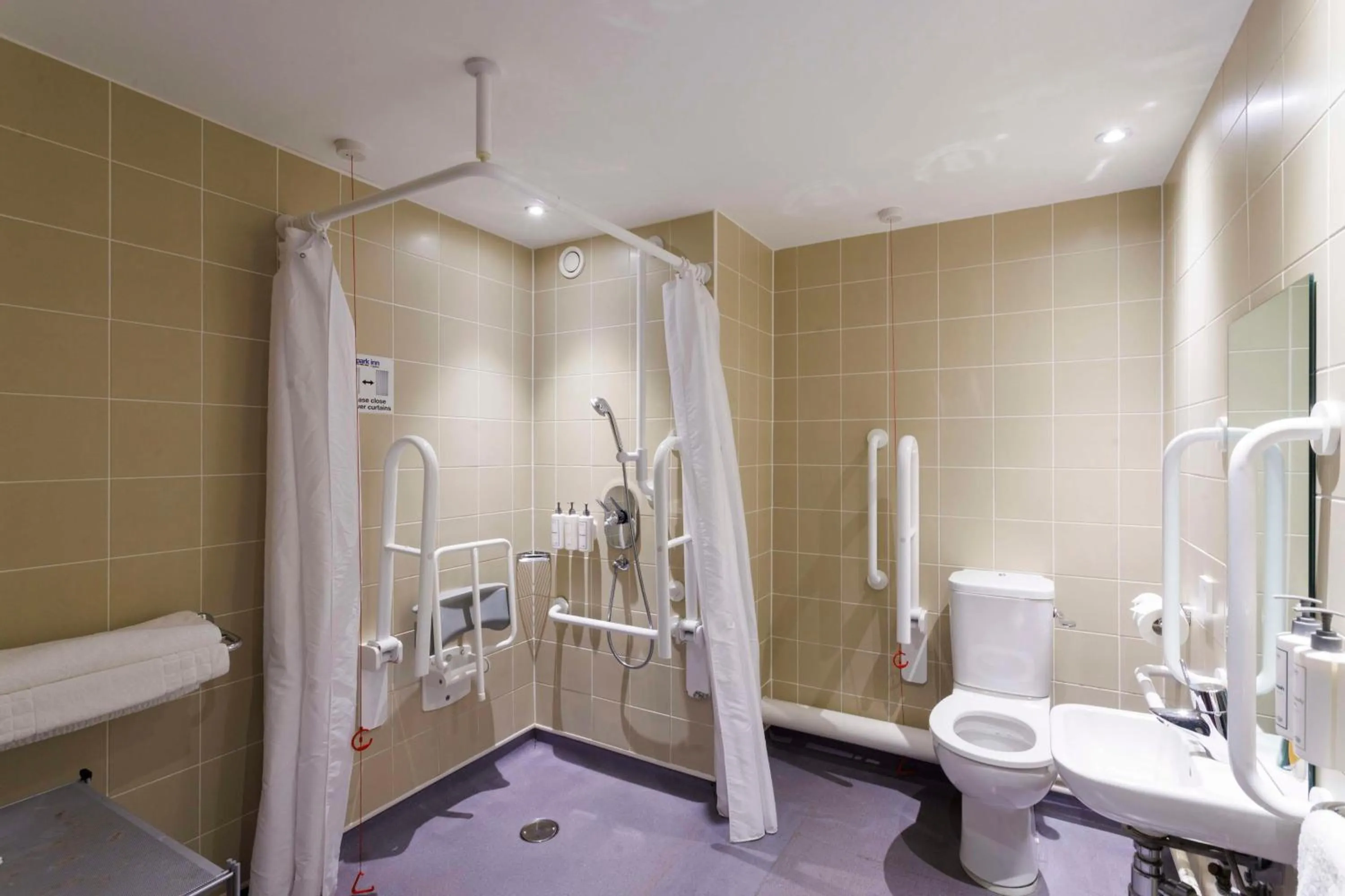 Bathroom in Park Inn by Radisson Aberdeen