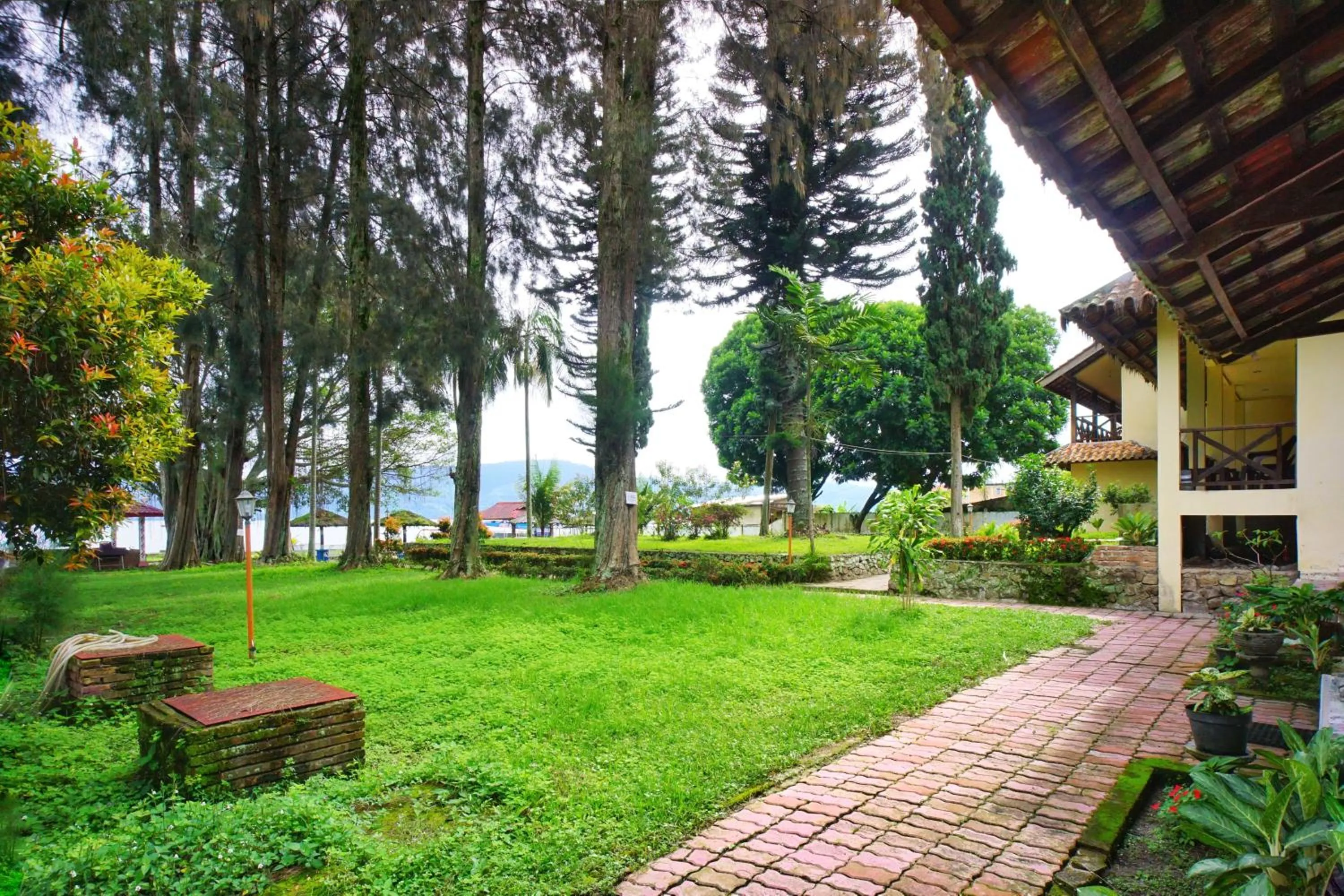 Garden view in Hotel Pandu Lakeside Tuktuk