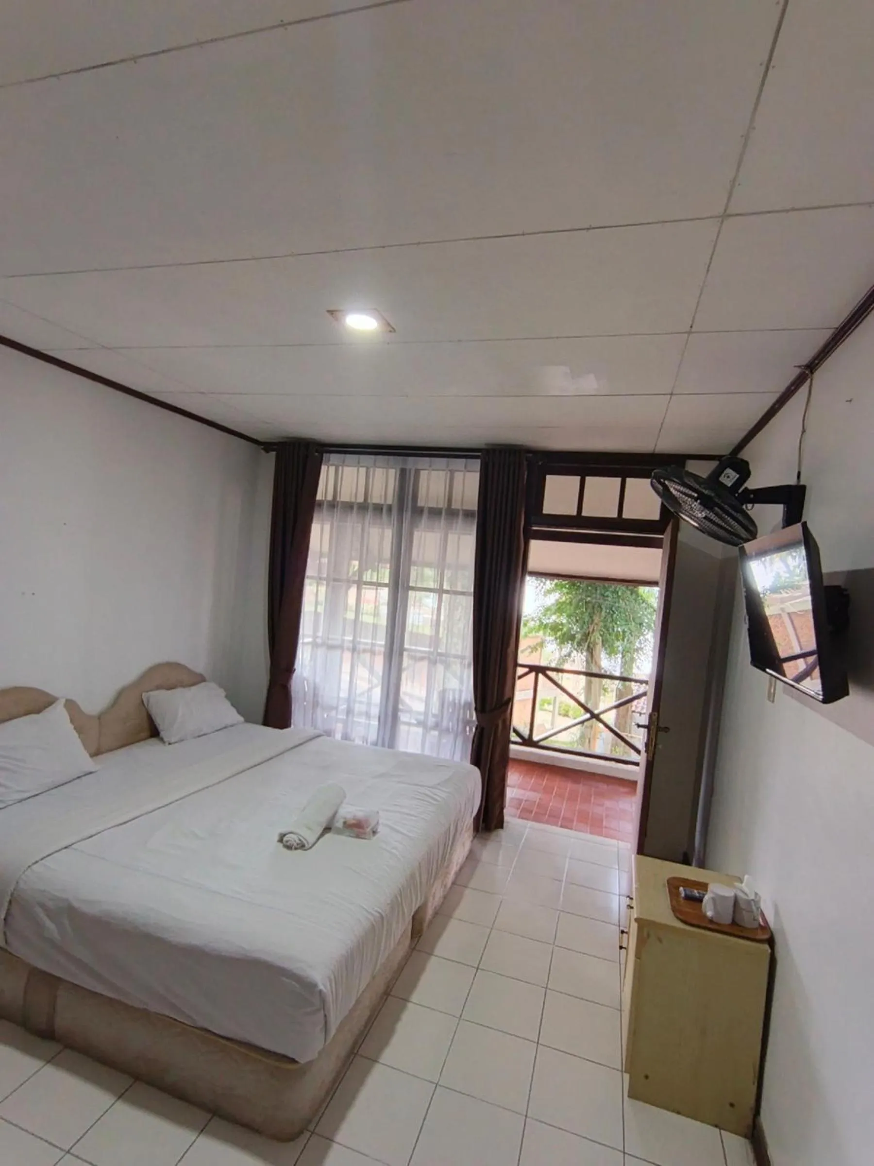 Bed in Hotel Pandu Lakeside Tuktuk