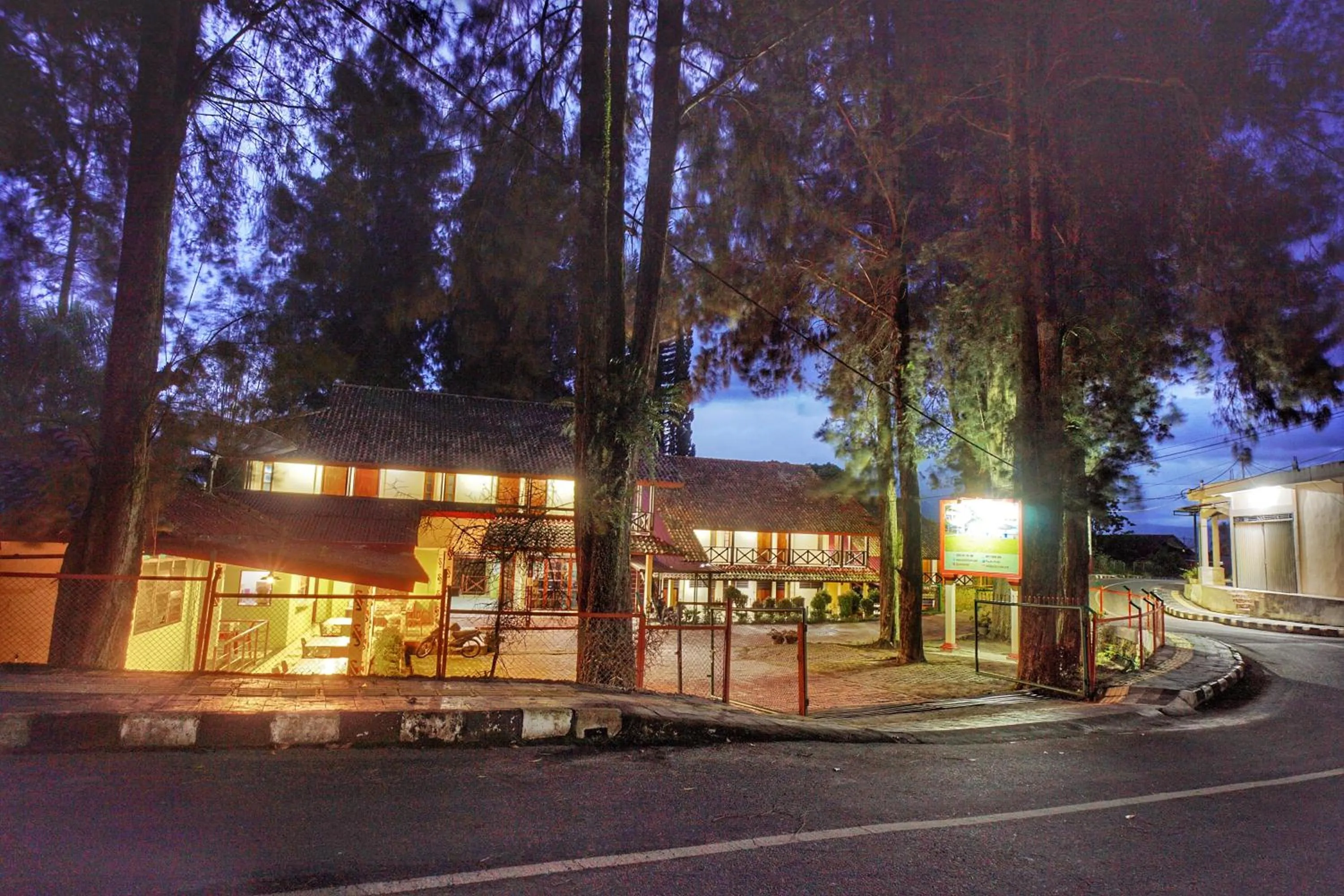 Property building in Hotel Pandu Lakeside Tuktuk