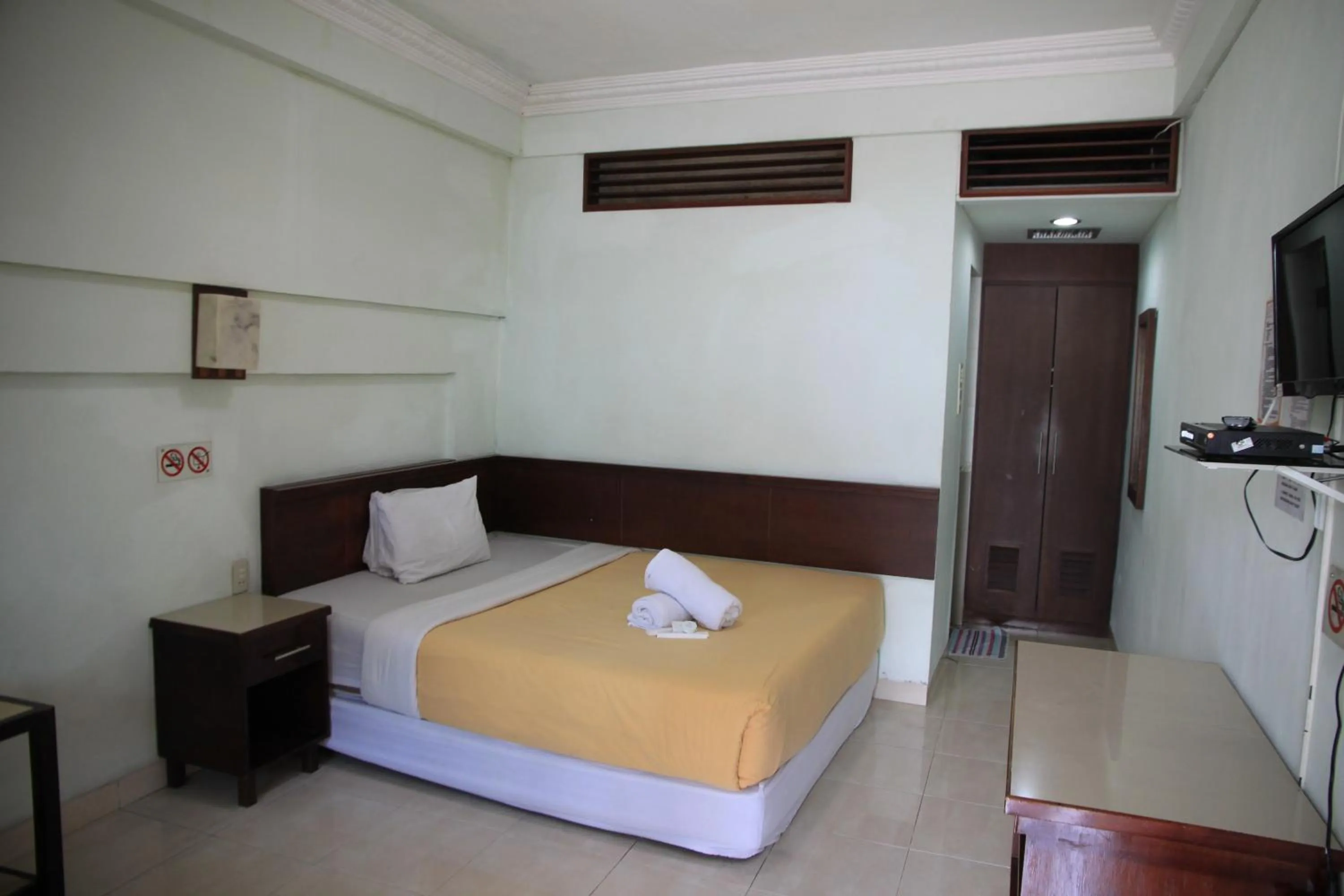 Bed in Pandu Lakeside Hotel Parapat