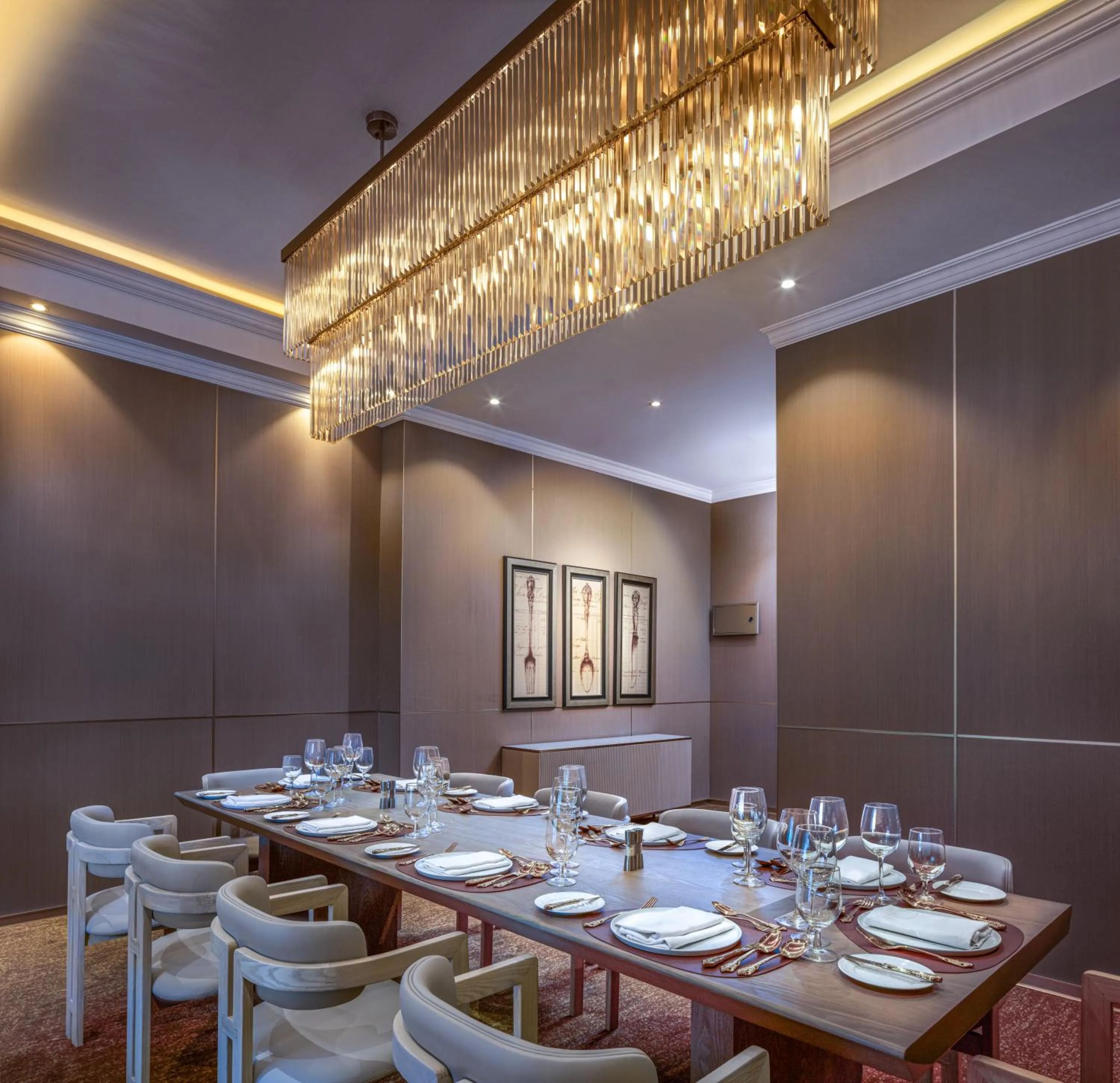 Restaurant/places to eat in The Golden Crown Hotel