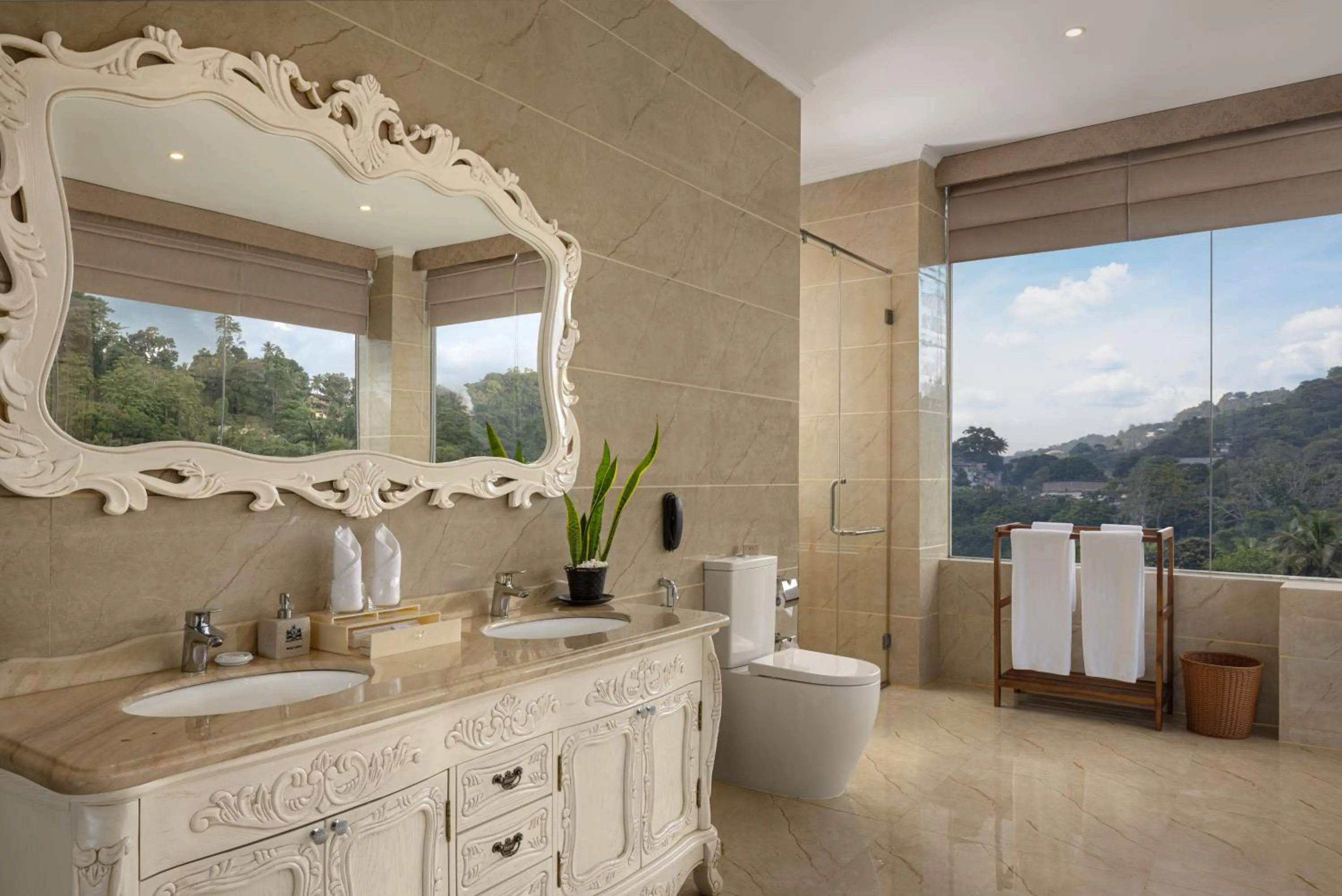 Toilet in The Golden Crown Hotel