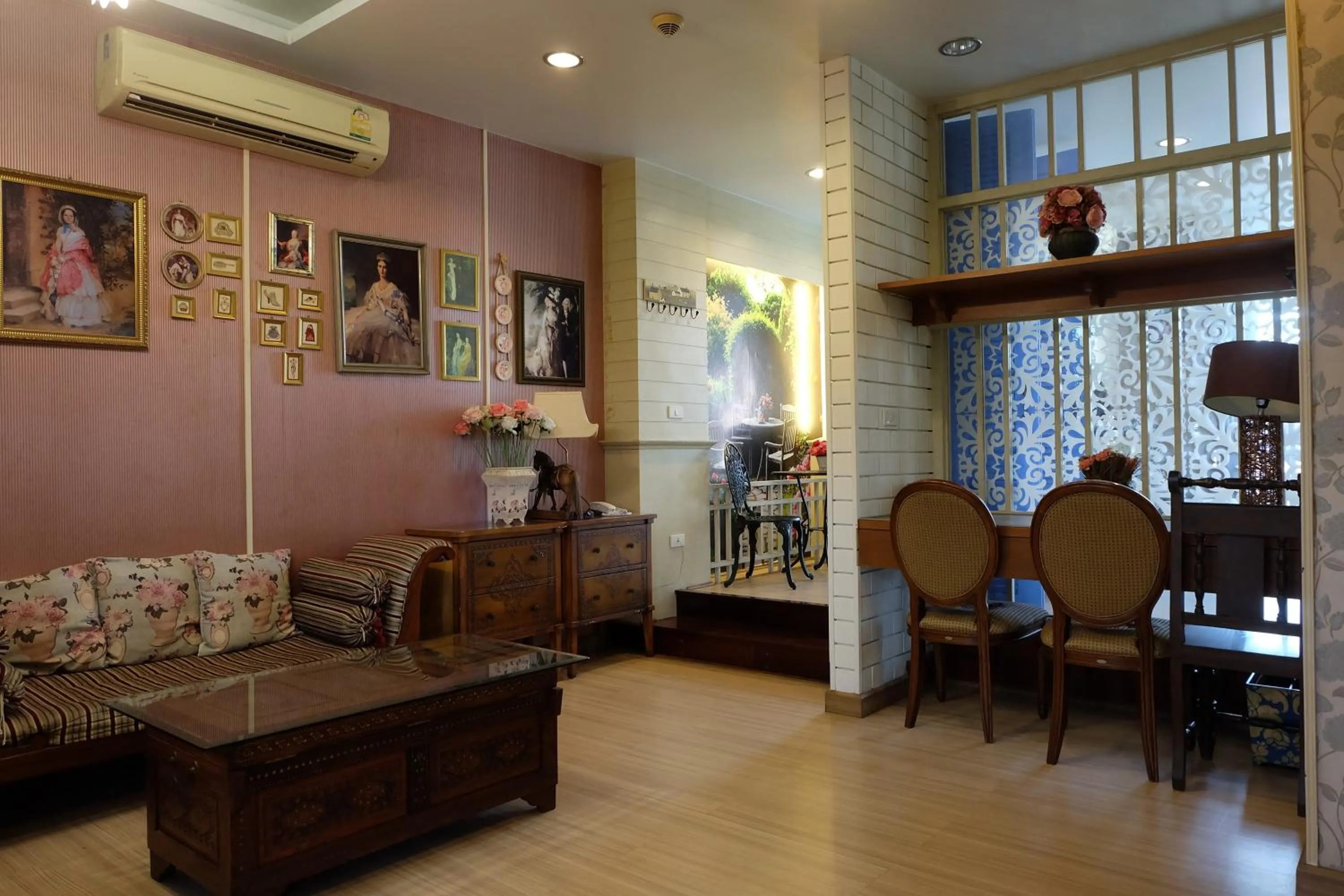 Seating area in Sabai Sabai@Sukhumvit Hotel