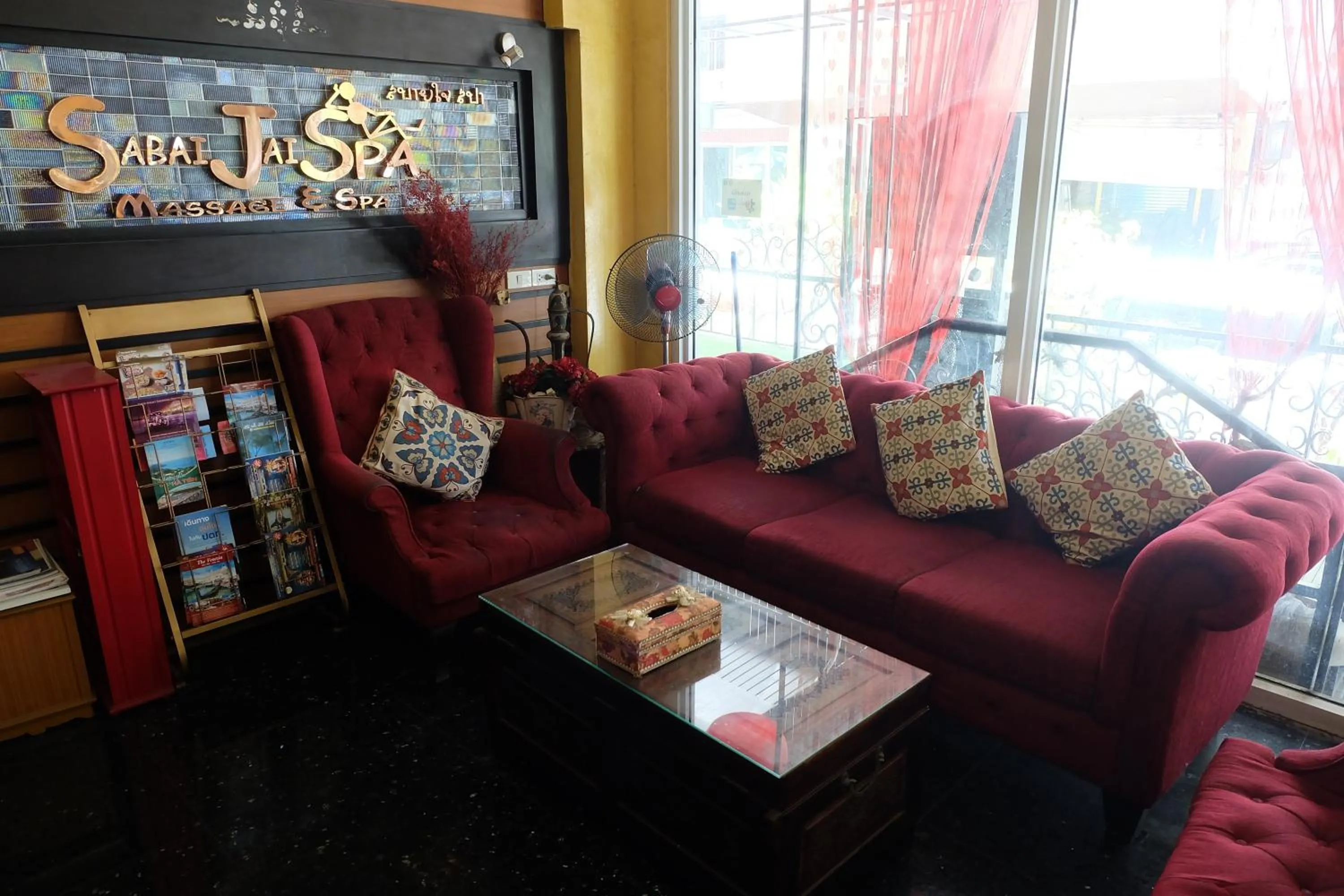 Seating area in Sabai Sabai@Sukhumvit Hotel