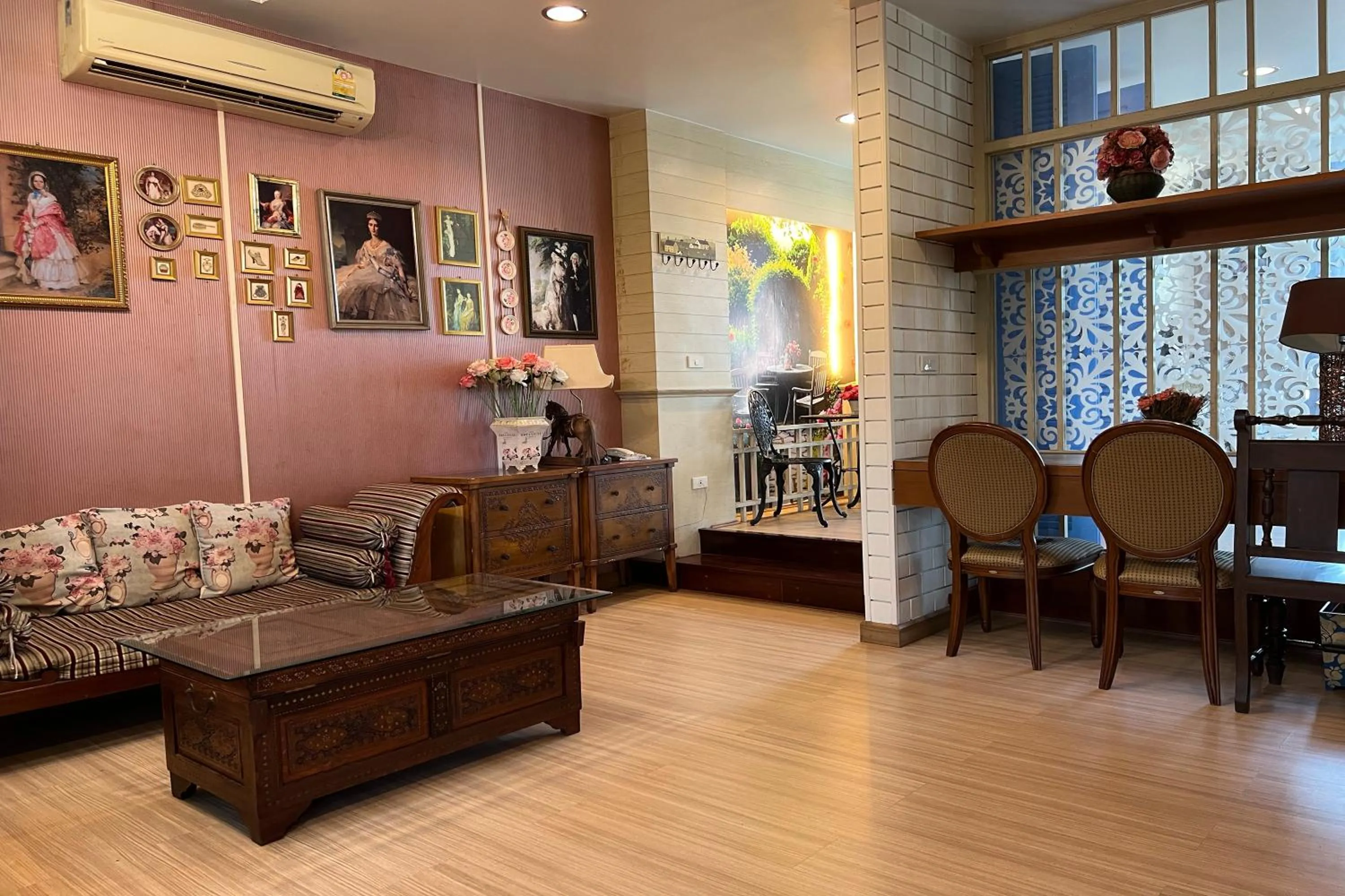 Seating area in Sabai Sabai@Sukhumvit Hotel