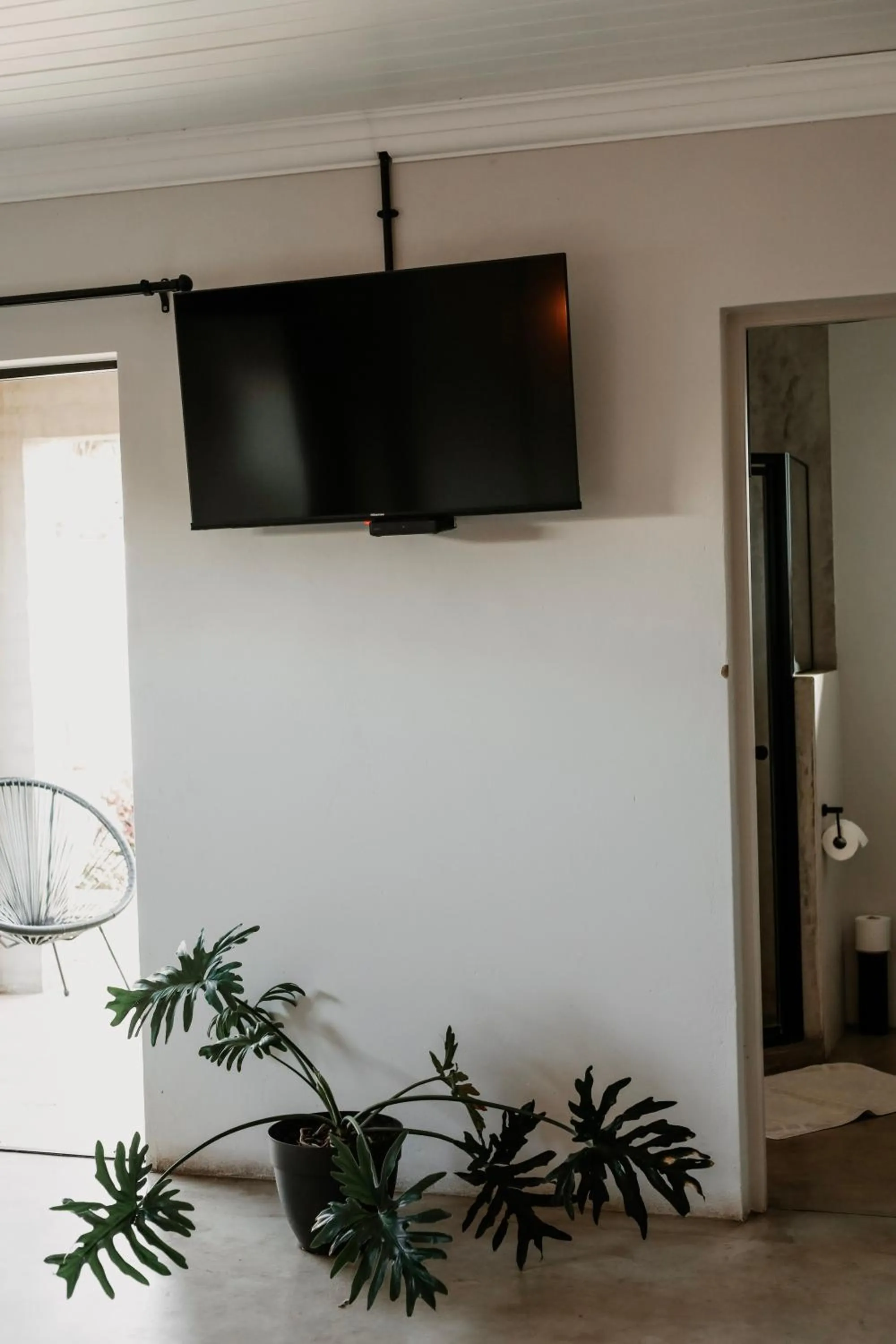 TV and multimedia in Lighthouse Guesthouse & Cafe