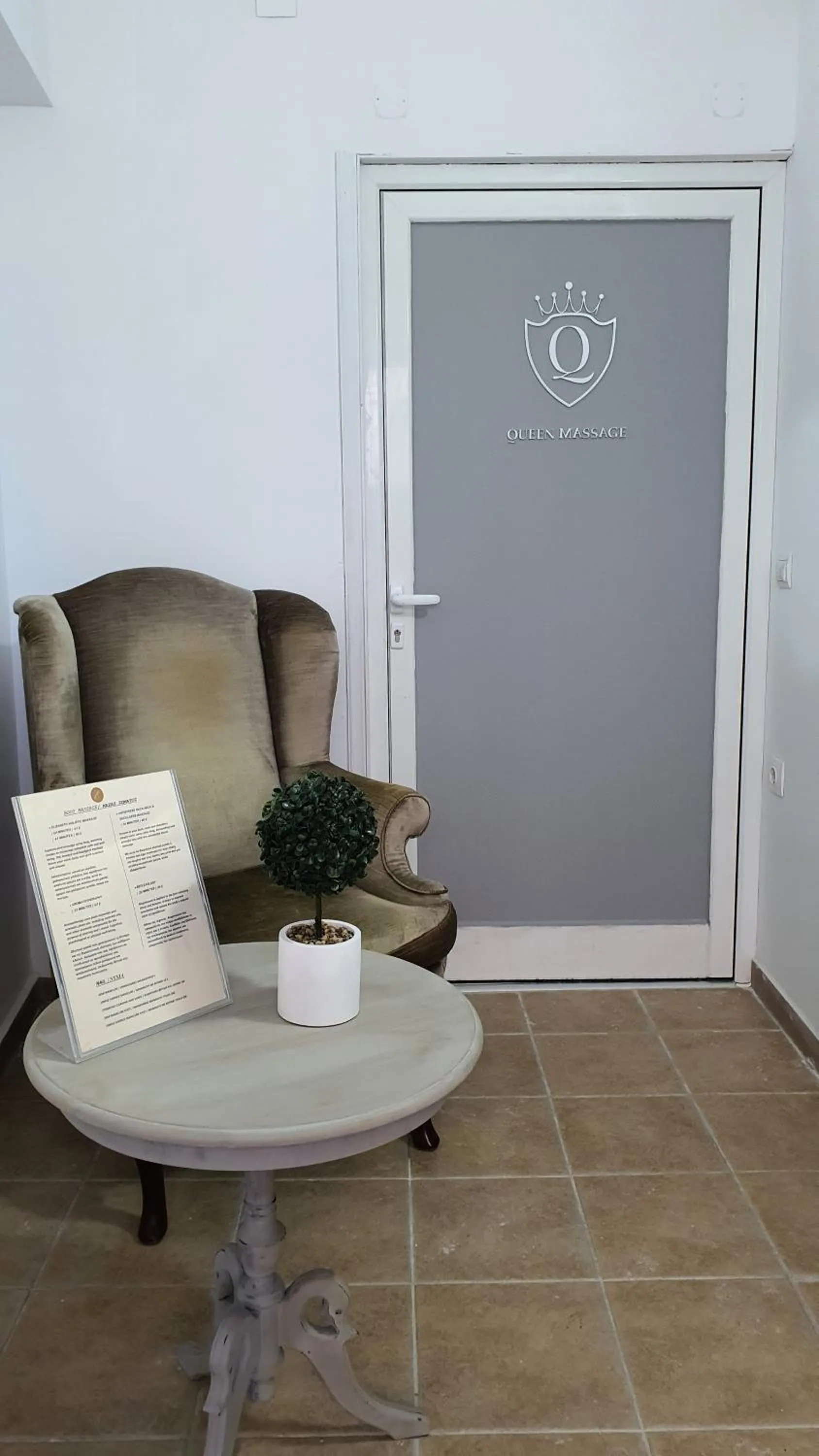 Seating area in Elizabeth Suites