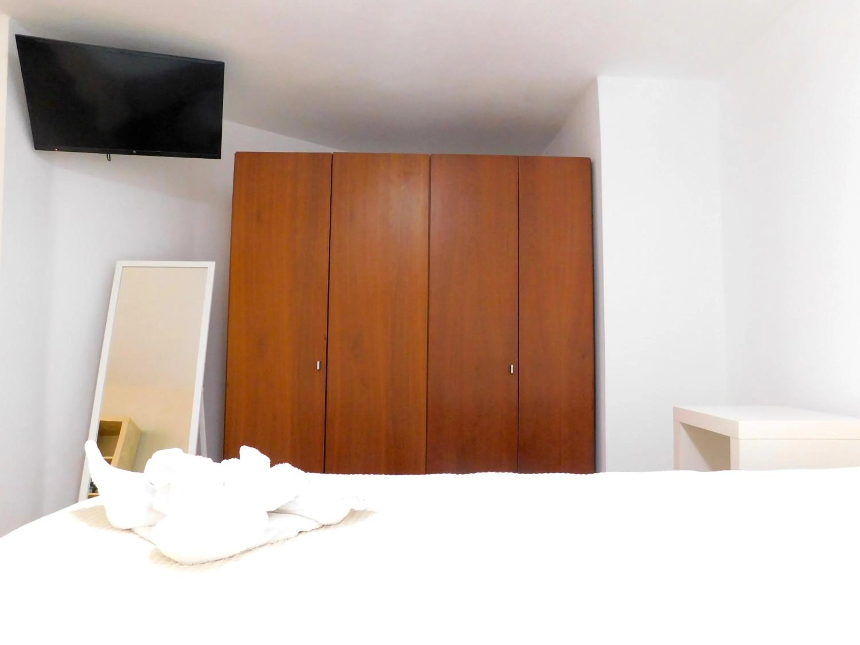 Bedroom, Bed in Elizabeth Suites