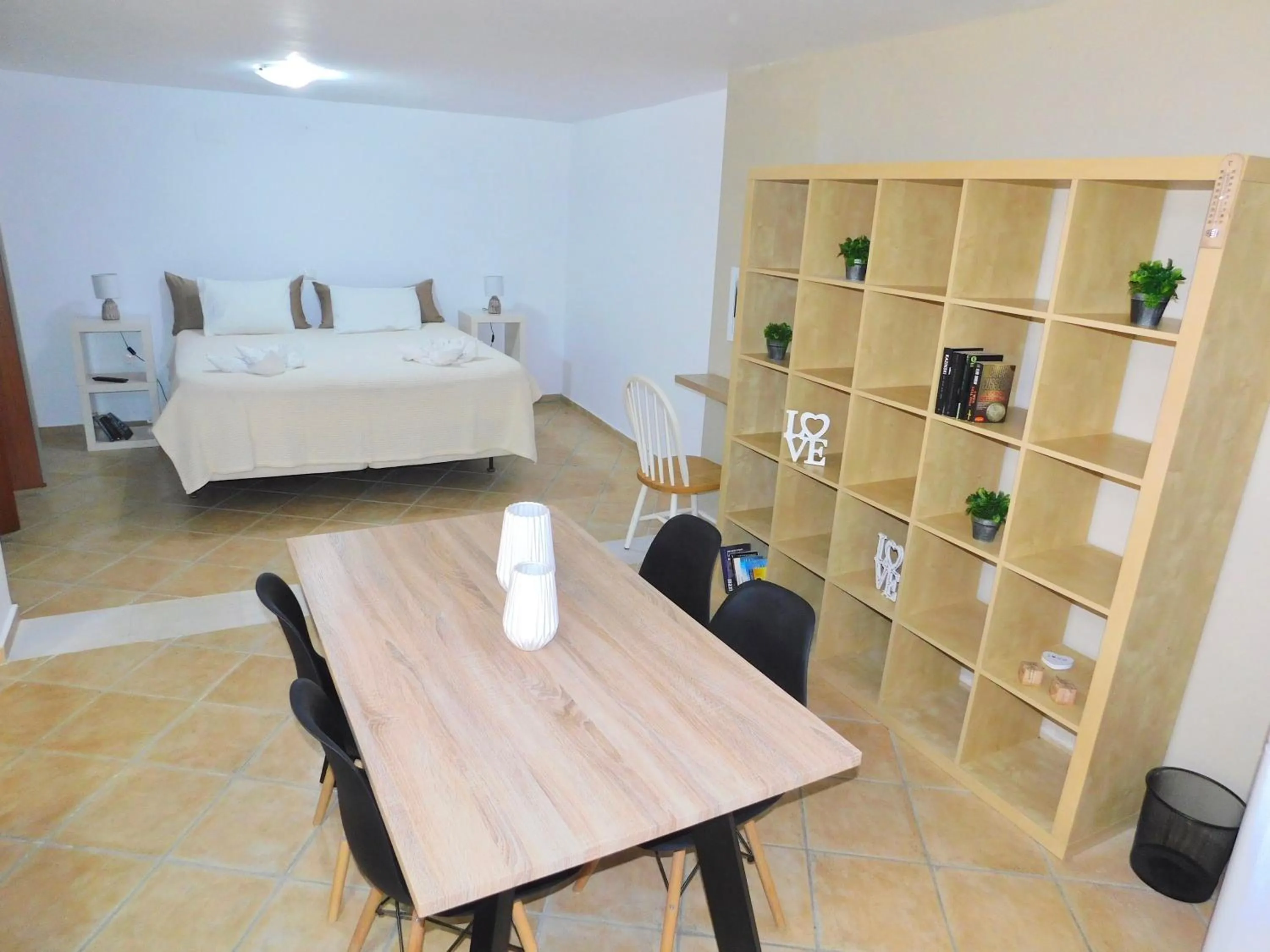Dining area, Bed in Elizabeth Suites