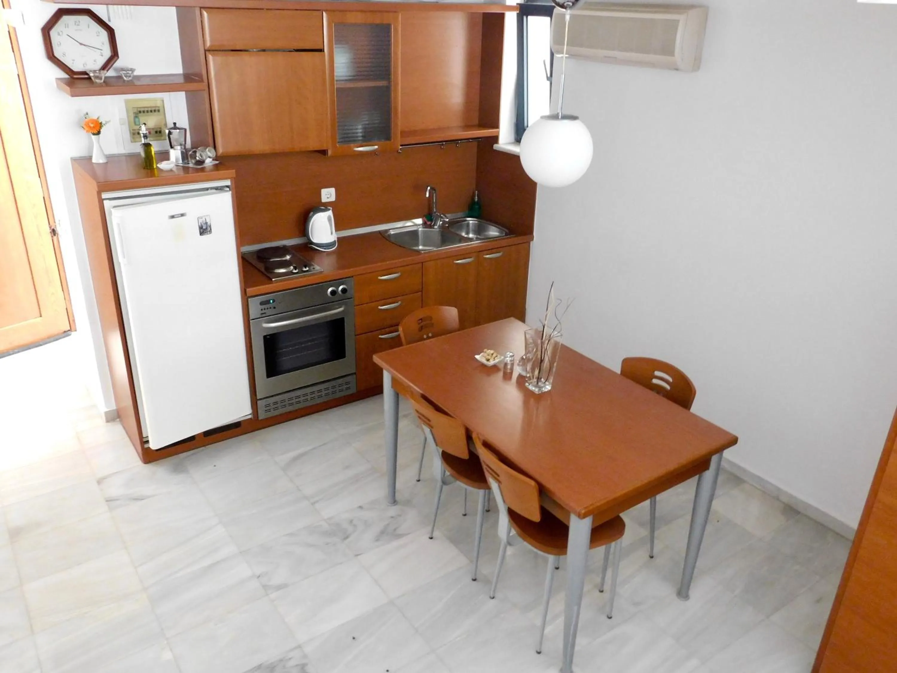 Kitchen or kitchenette in Elizabeth Suites