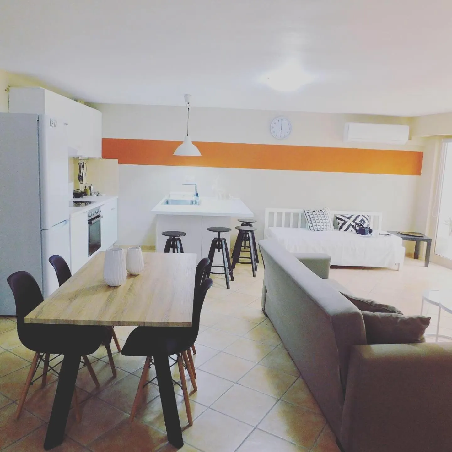 Kitchen or kitchenette, Bed in Elizabeth Suites