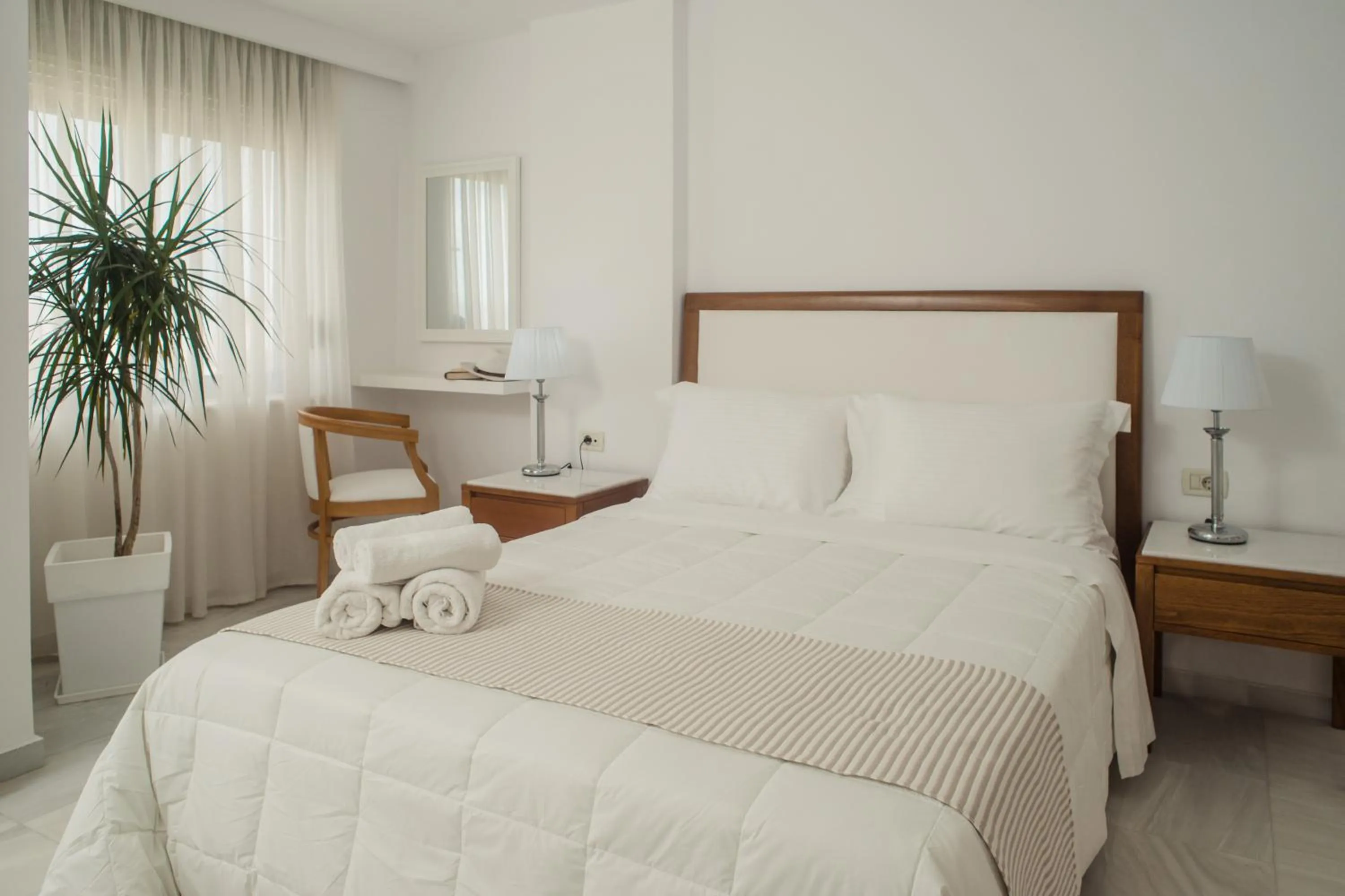 Bedroom, Bed in Elizabeth Suites