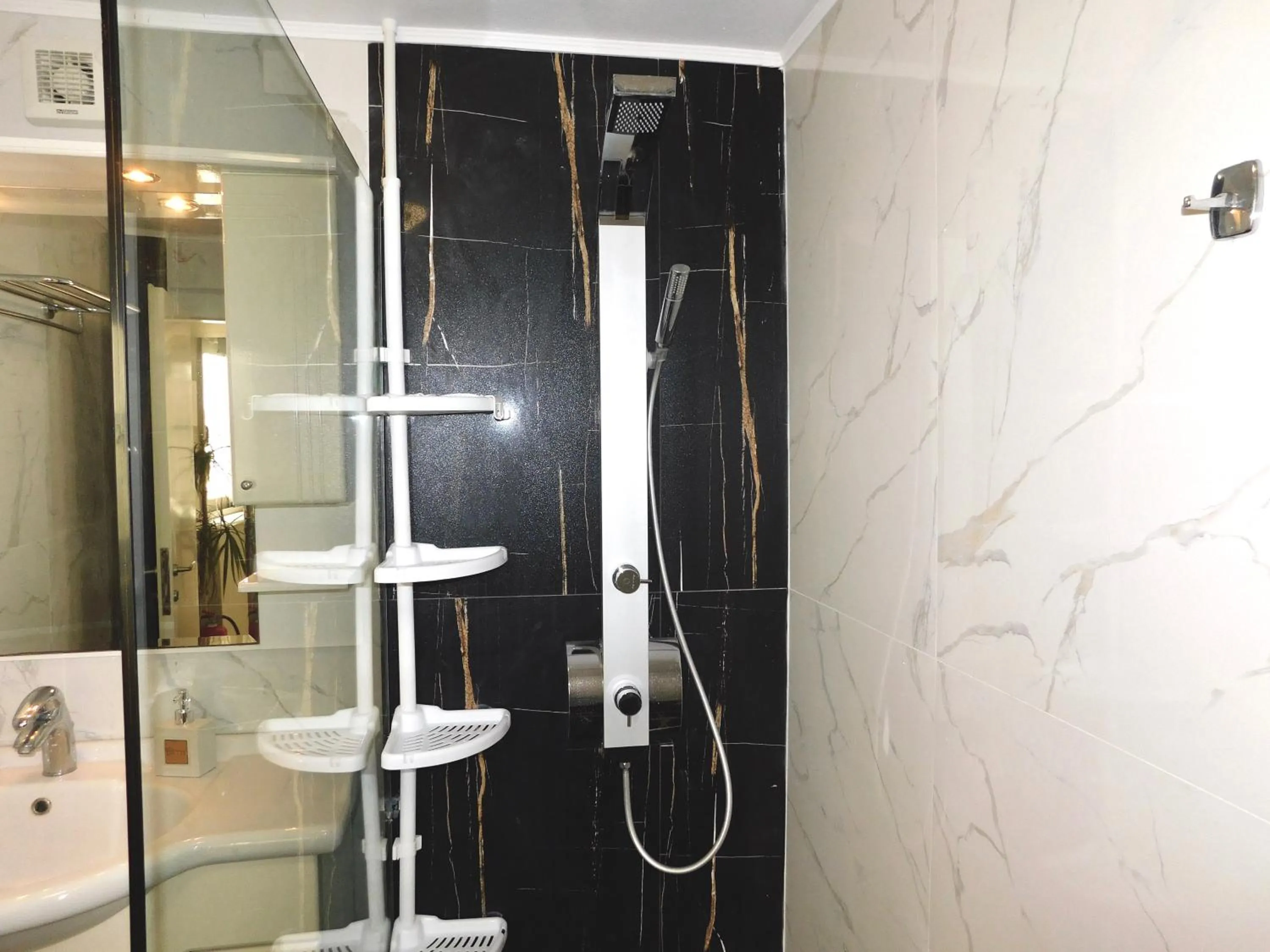 Shower in Elizabeth Suites