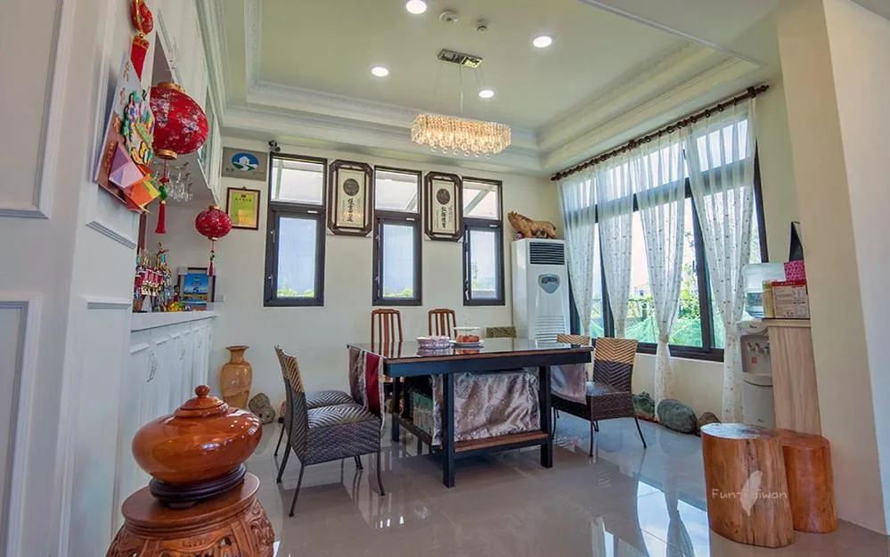 Decorative detail in A bluegrass music