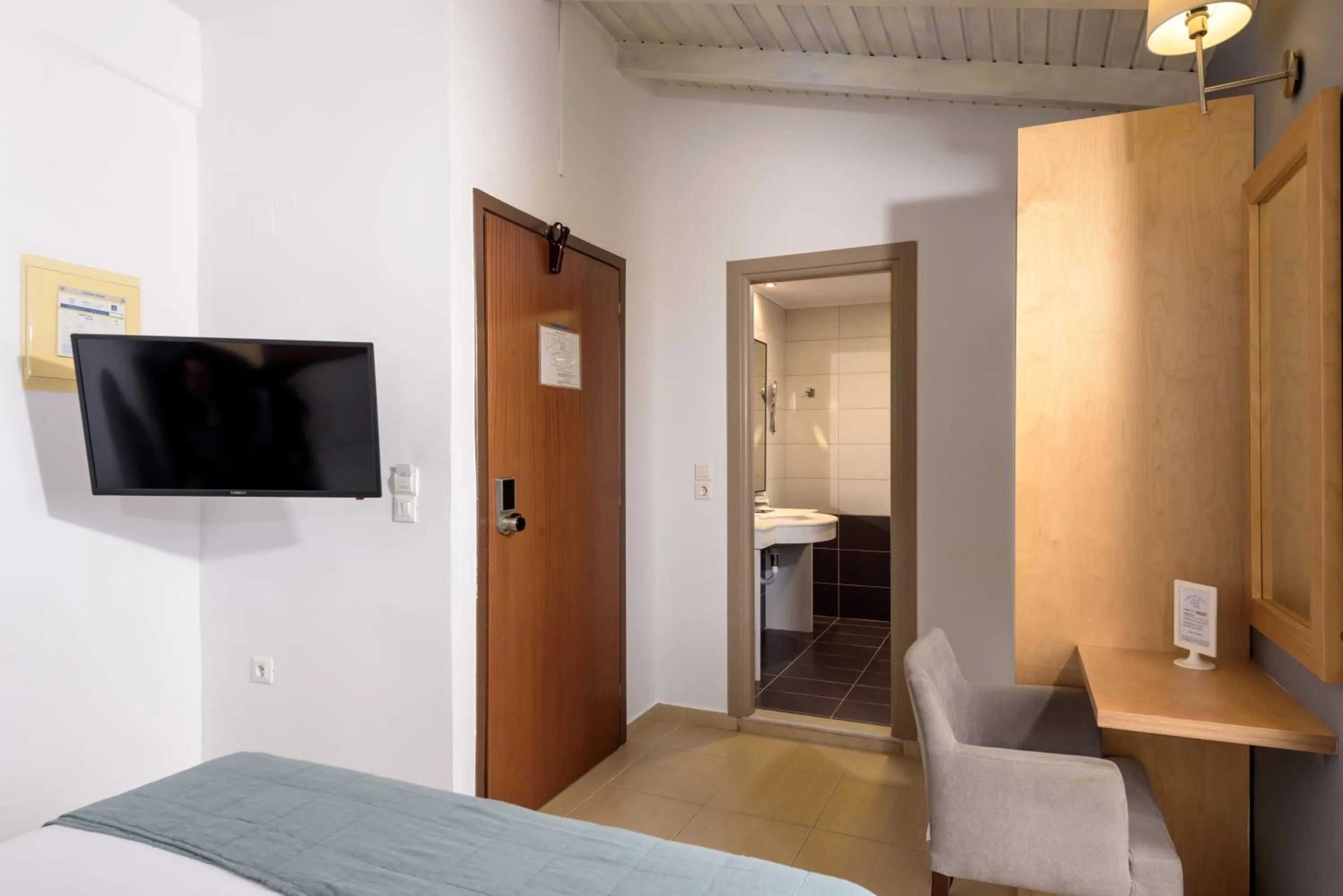 wardrobe, Bed in Iraklion Hotel