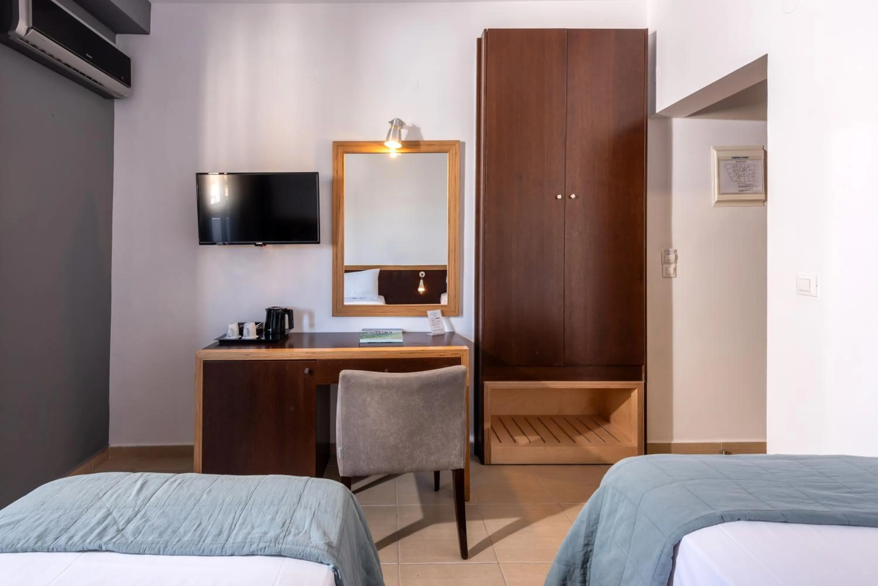 wardrobe, Bed in Iraklion Hotel