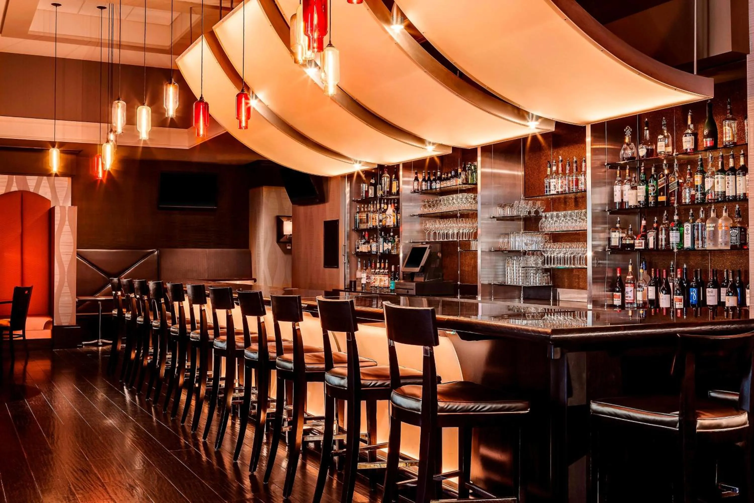 Lounge or bar in Sheraton Overland Park Hotel at the Convention Center