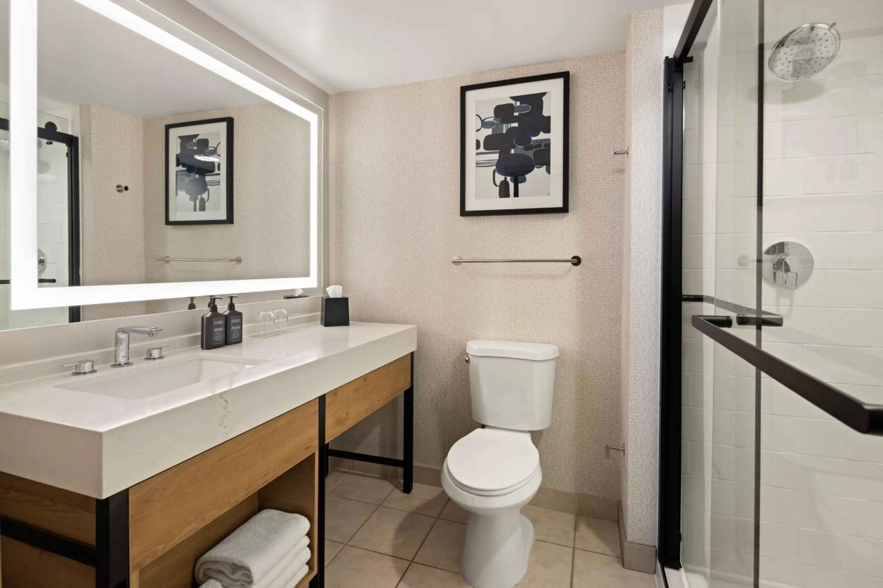 Bathroom in Sheraton Overland Park Hotel at the Convention Center