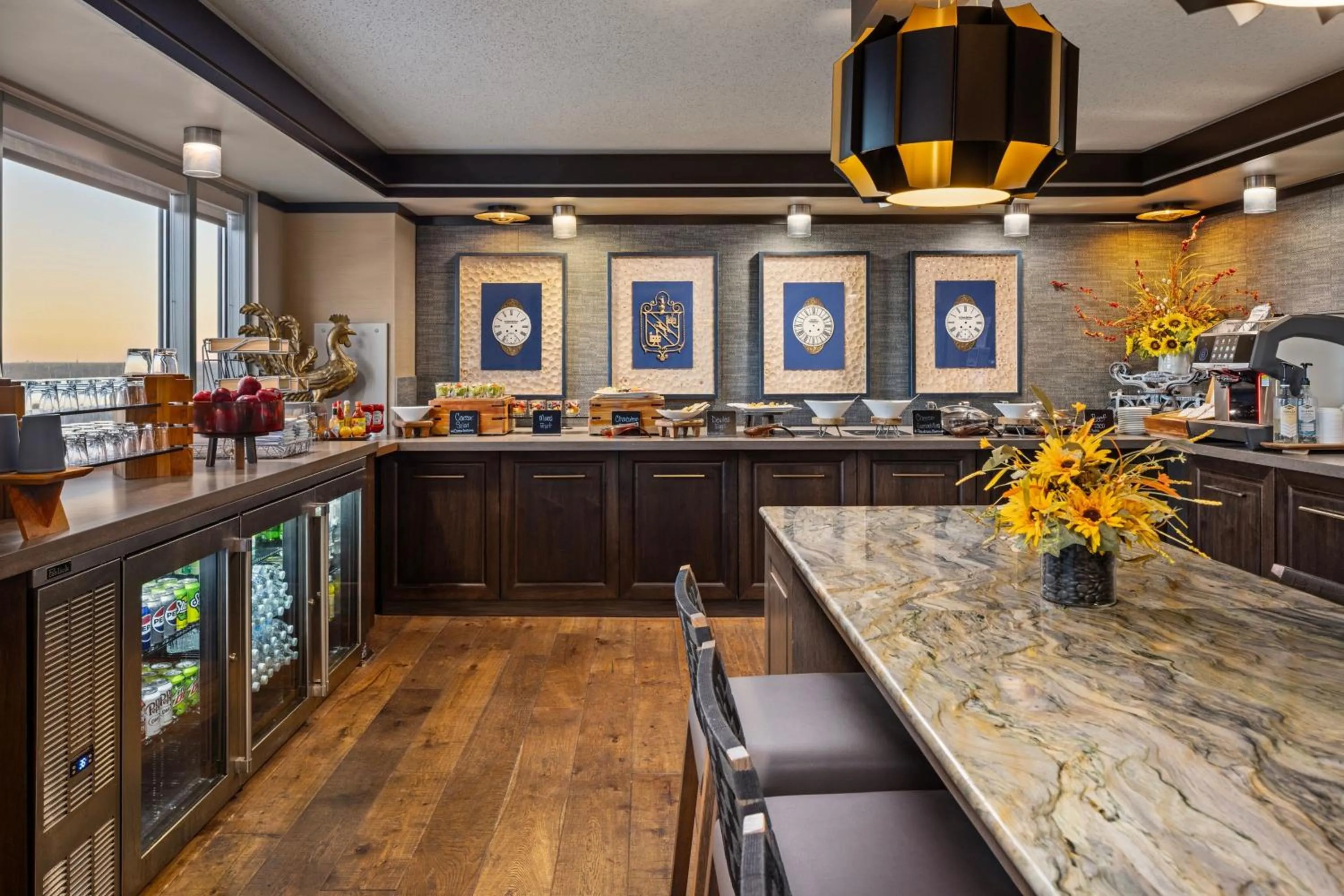 Lounge or bar in Sheraton Overland Park Hotel at the Convention Center