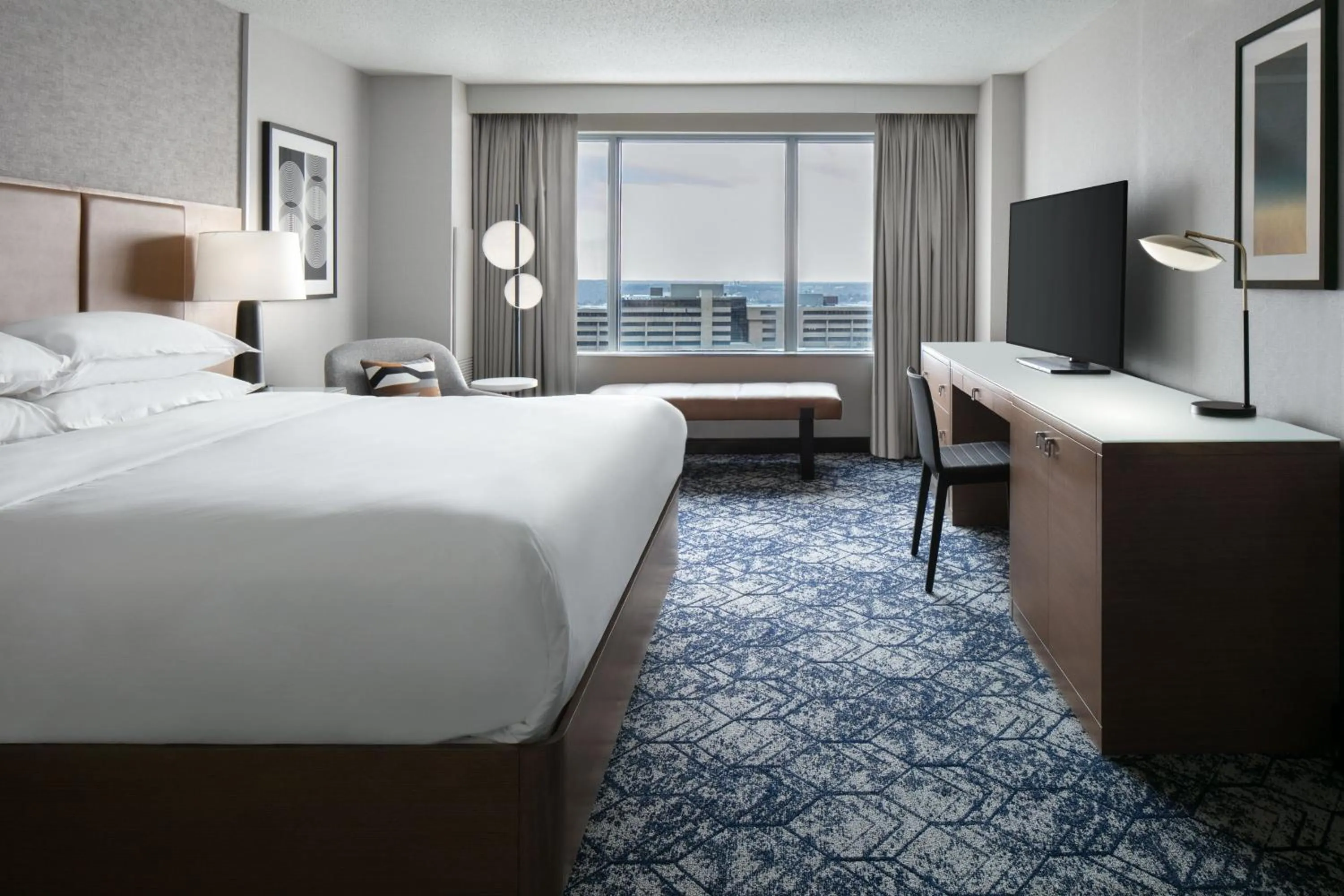 Photo of the whole room, Bed in Sheraton Overland Park Hotel at the Convention Center