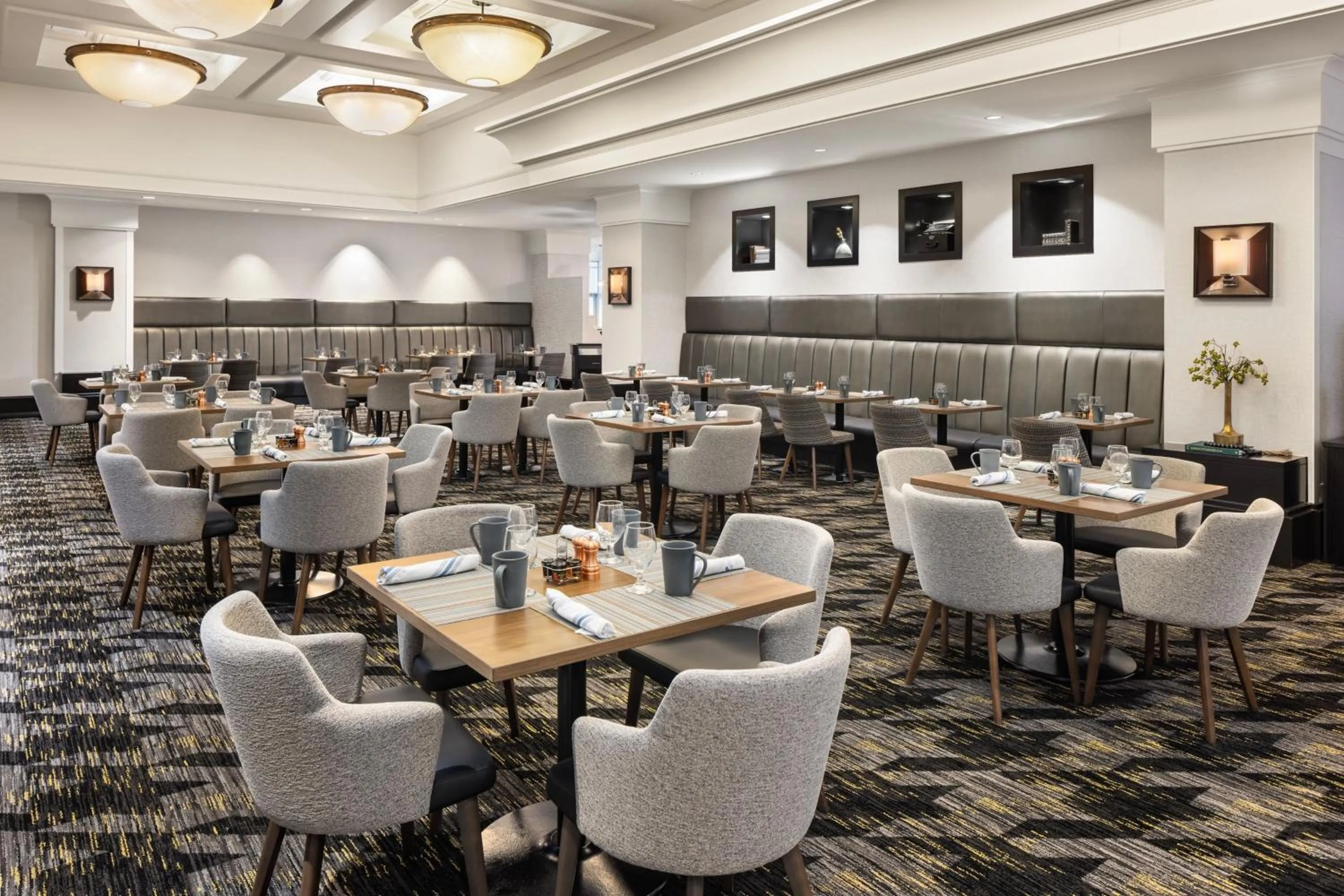 Restaurant/places to eat in Sheraton Overland Park Hotel at the Convention Center