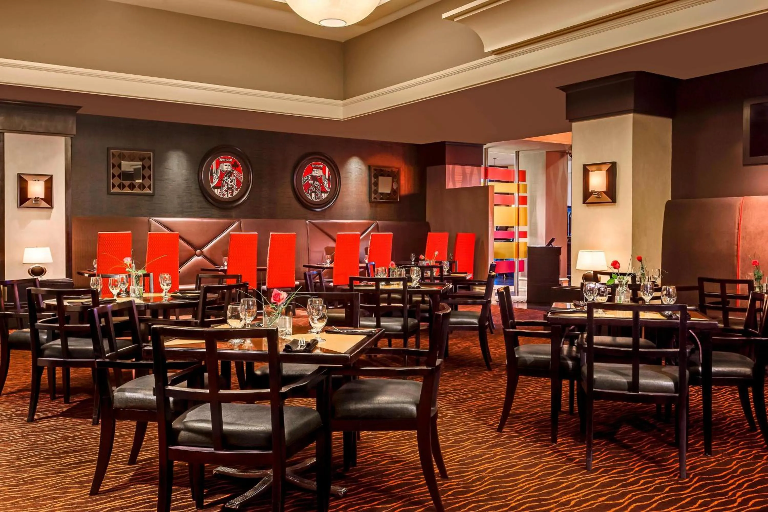 Lounge or bar in Sheraton Overland Park Hotel at the Convention Center