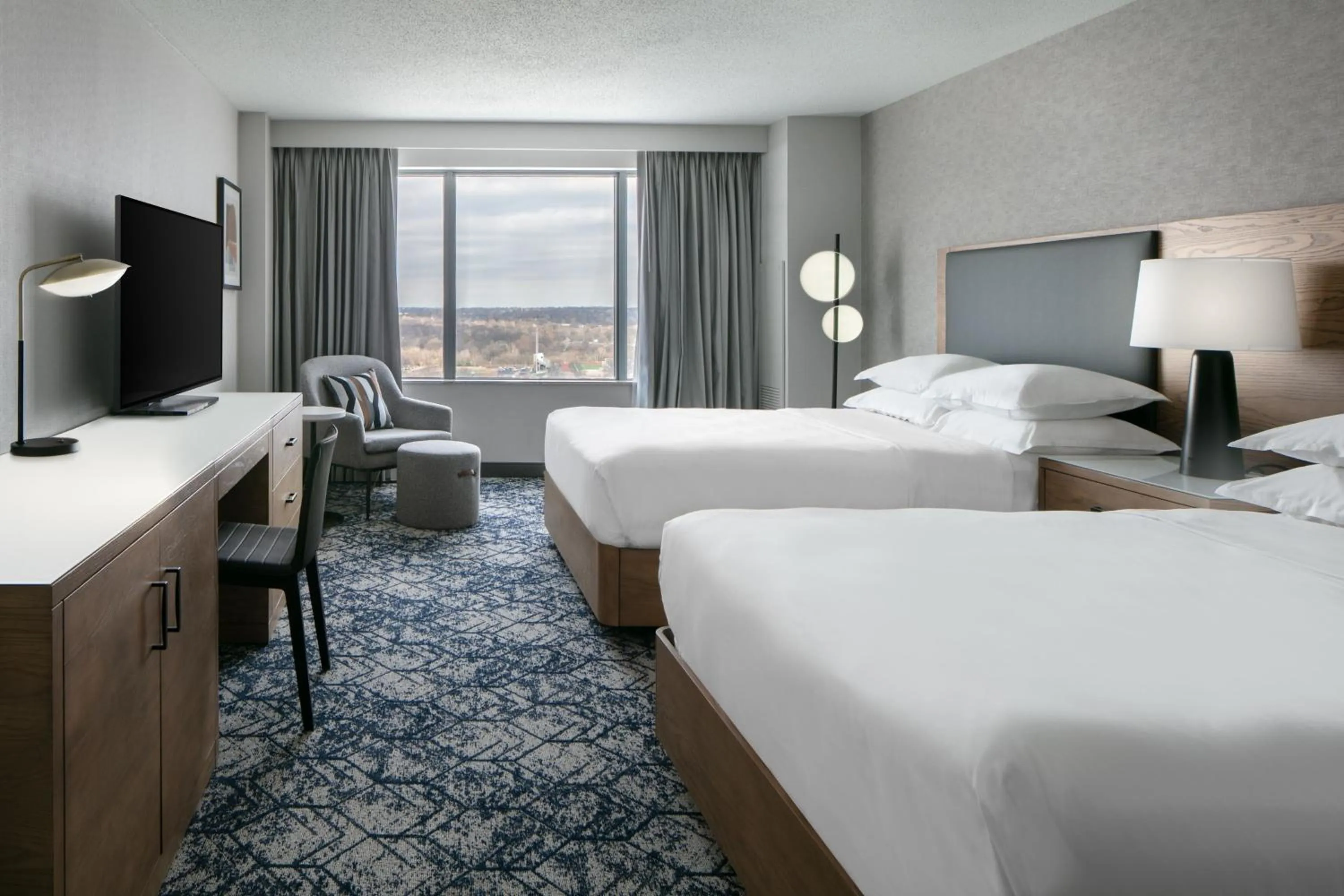 Photo of the whole room, Bed in Sheraton Overland Park Hotel at the Convention Center