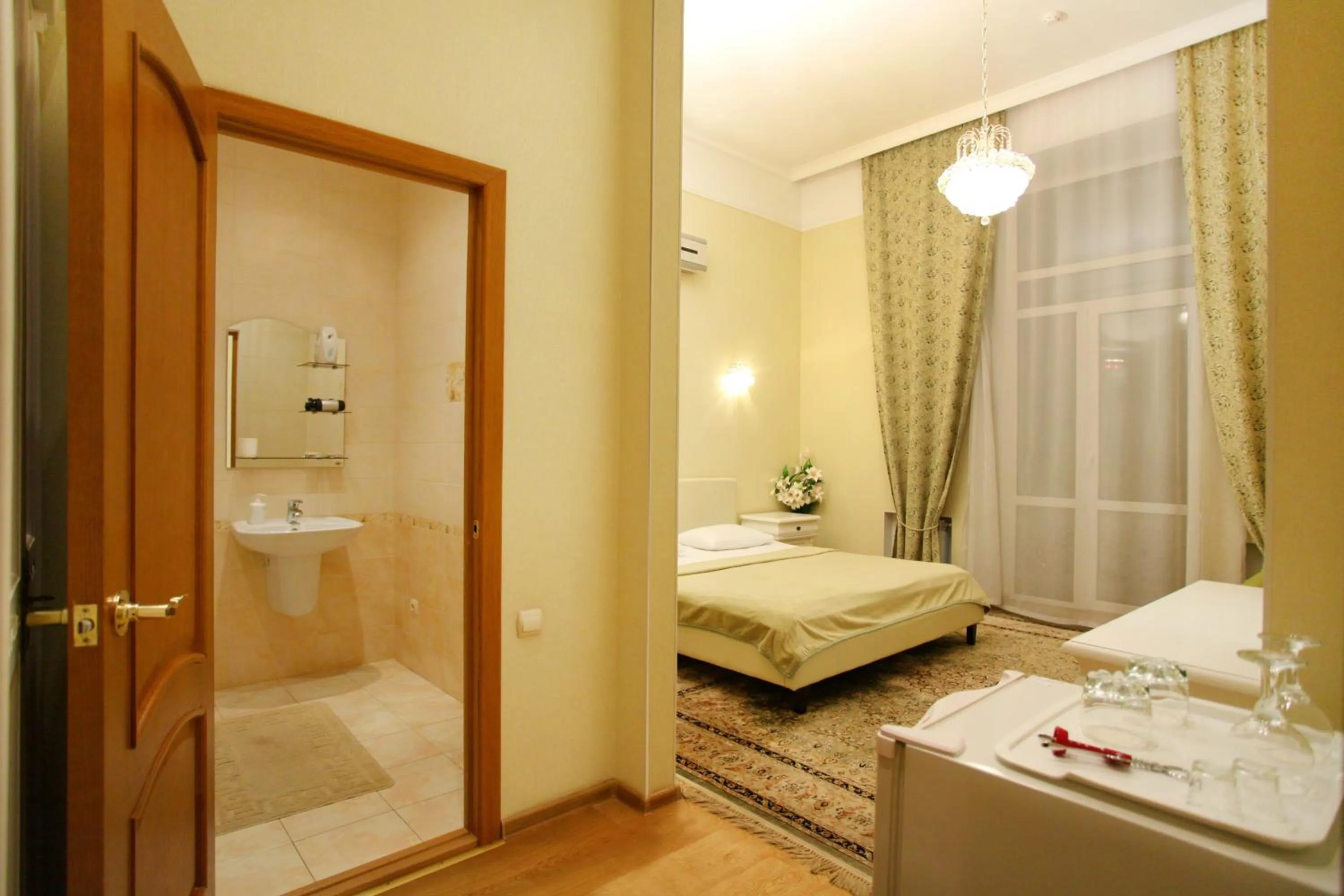Shower, Bed in Ekaterina Hotel