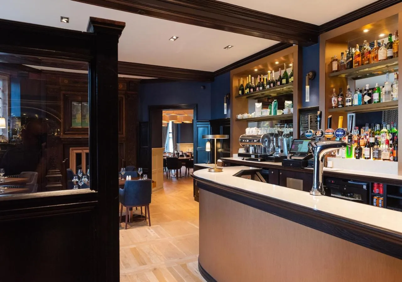 Restaurant/places to eat in Piersland House