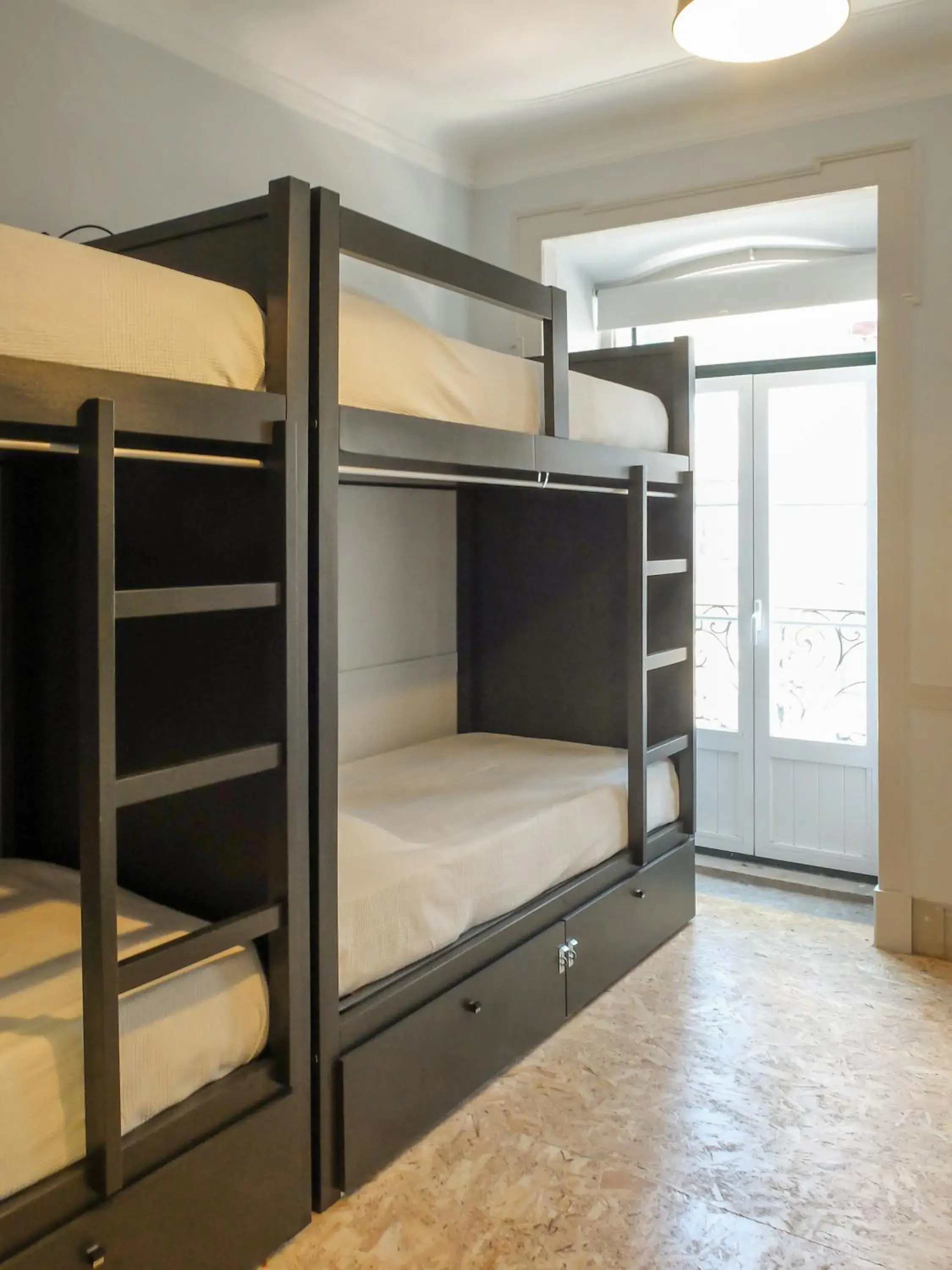 Bed in 8-Bed Mixed Dormitory Room in Back to Lisbon Hostel Bed in 8-Bed Mixed Dormitory Room in Back to Lisbon Hostel