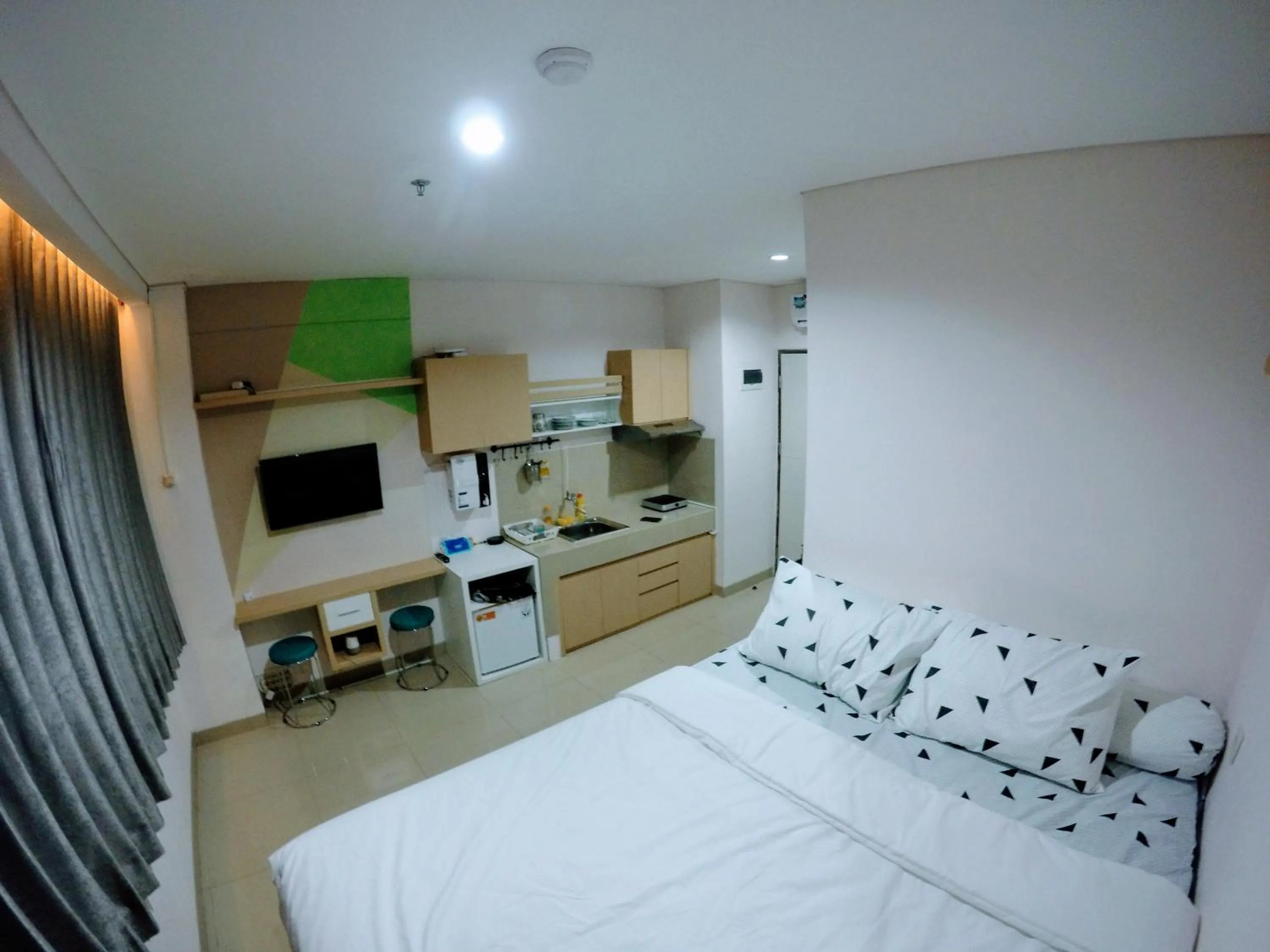 Kitchen or kitchenette, Bed in TechieRoom Kotlin at Clove Garden Residence