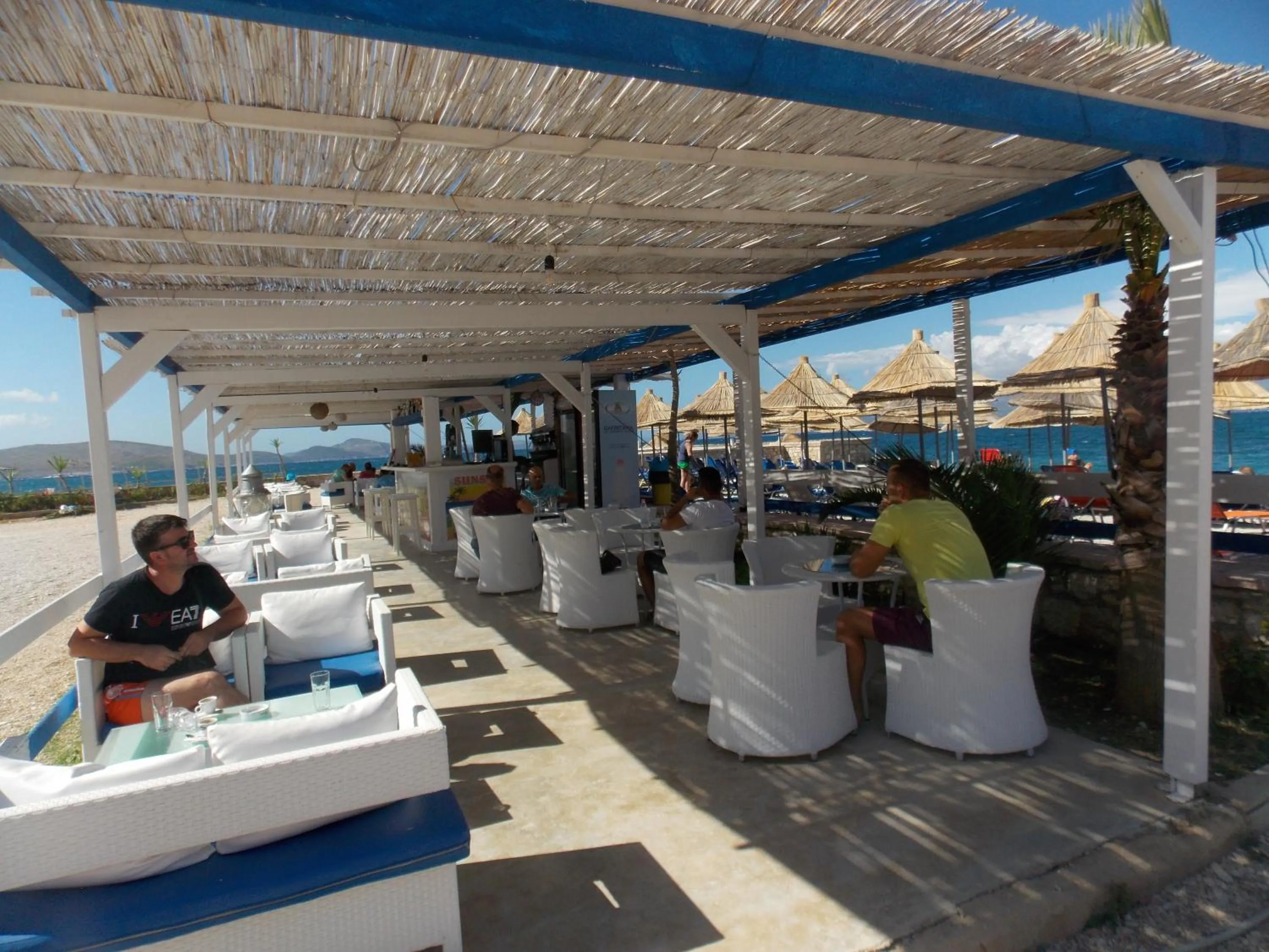 Restaurant/places to eat in Sunset Suites