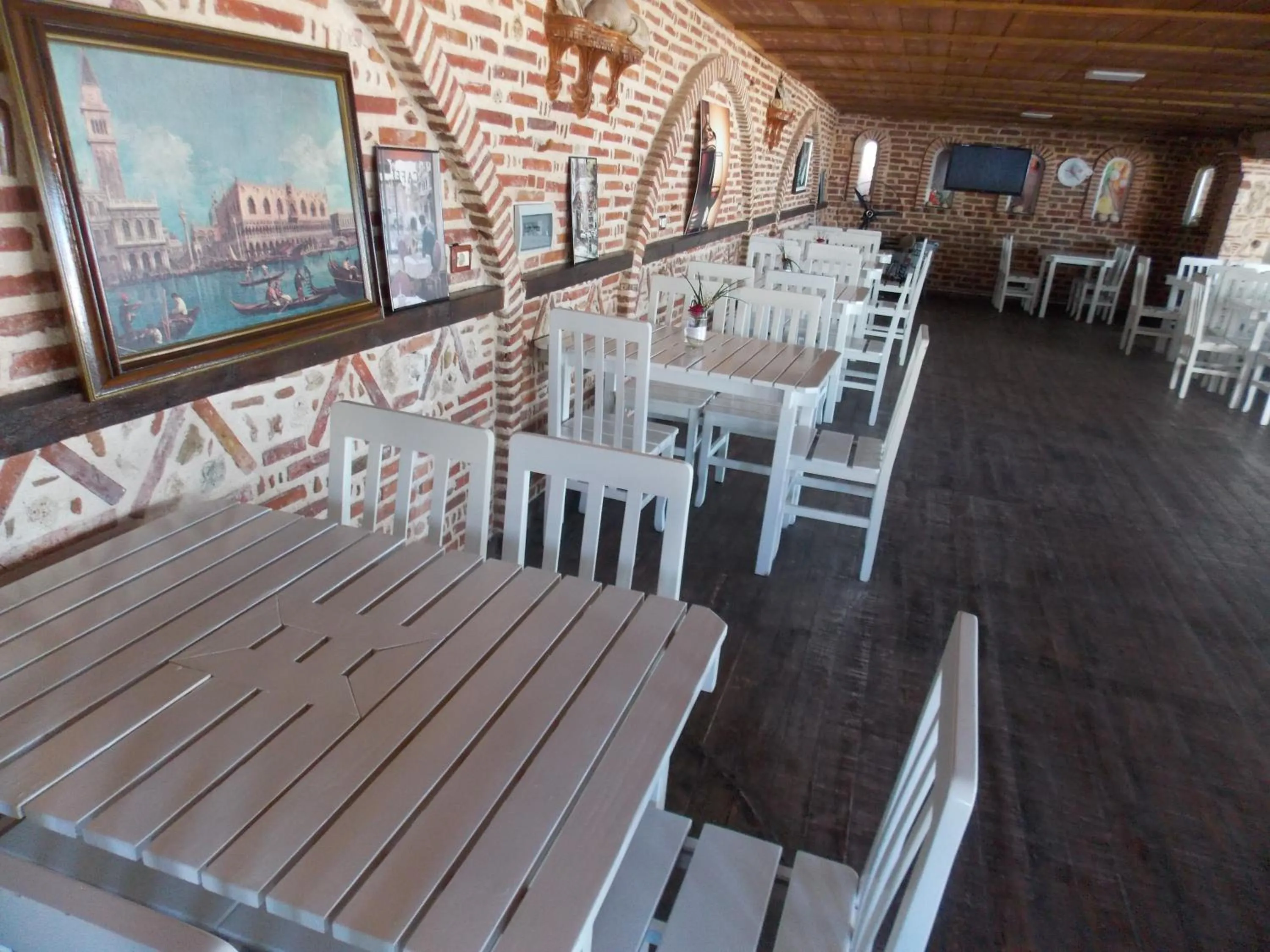 Restaurant/places to eat in Sunset Suites