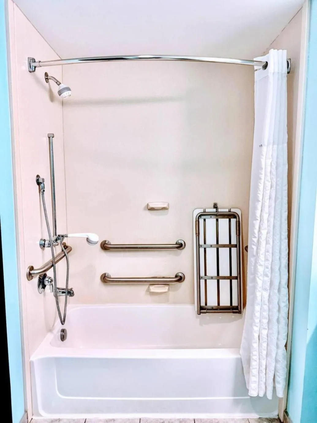 Bathroom in Super 8 by Wyndham Pennsville/Wilmington