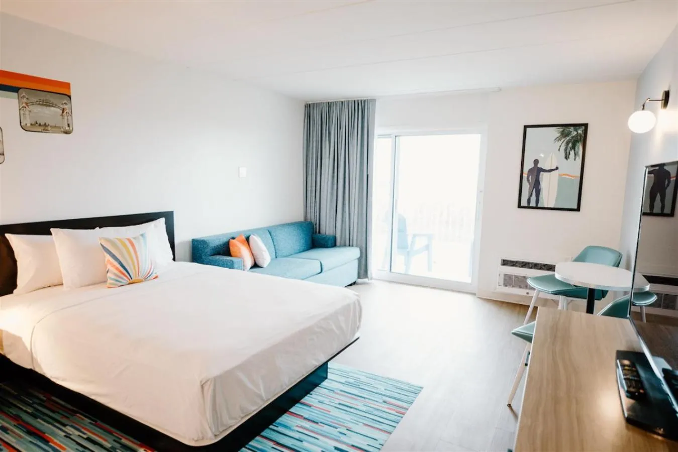 Living room, Bed in SeaLoft Oceanfront Hotel