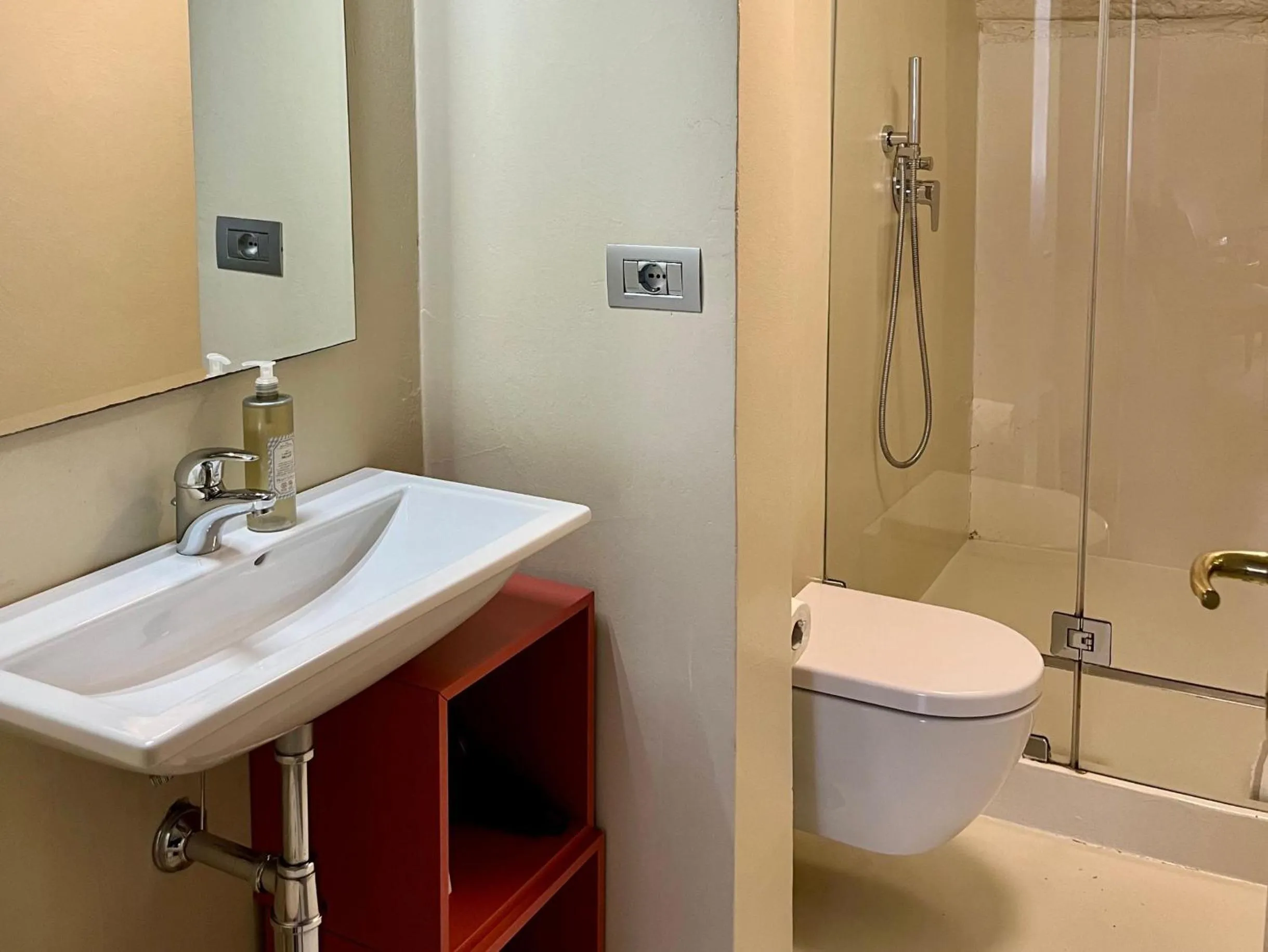 Shower in Numa Florence Palazzo San Niccolò