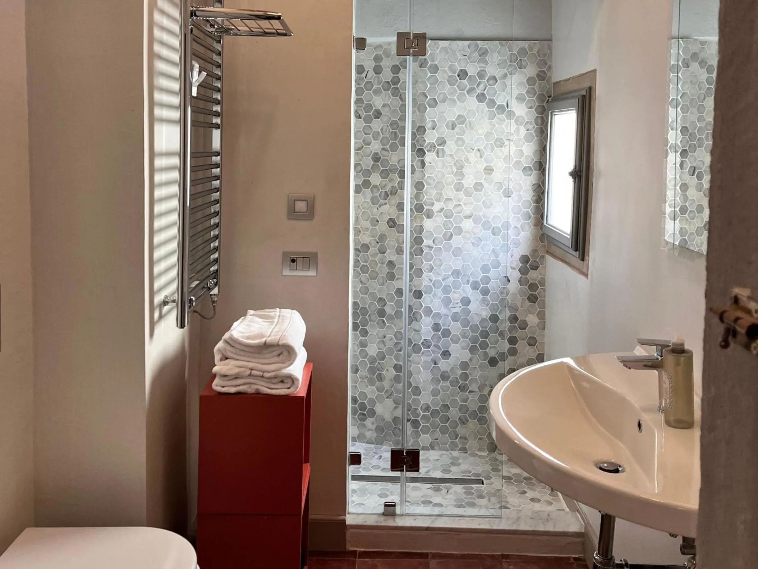 Shower in Numa Florence Palazzo San Niccolò