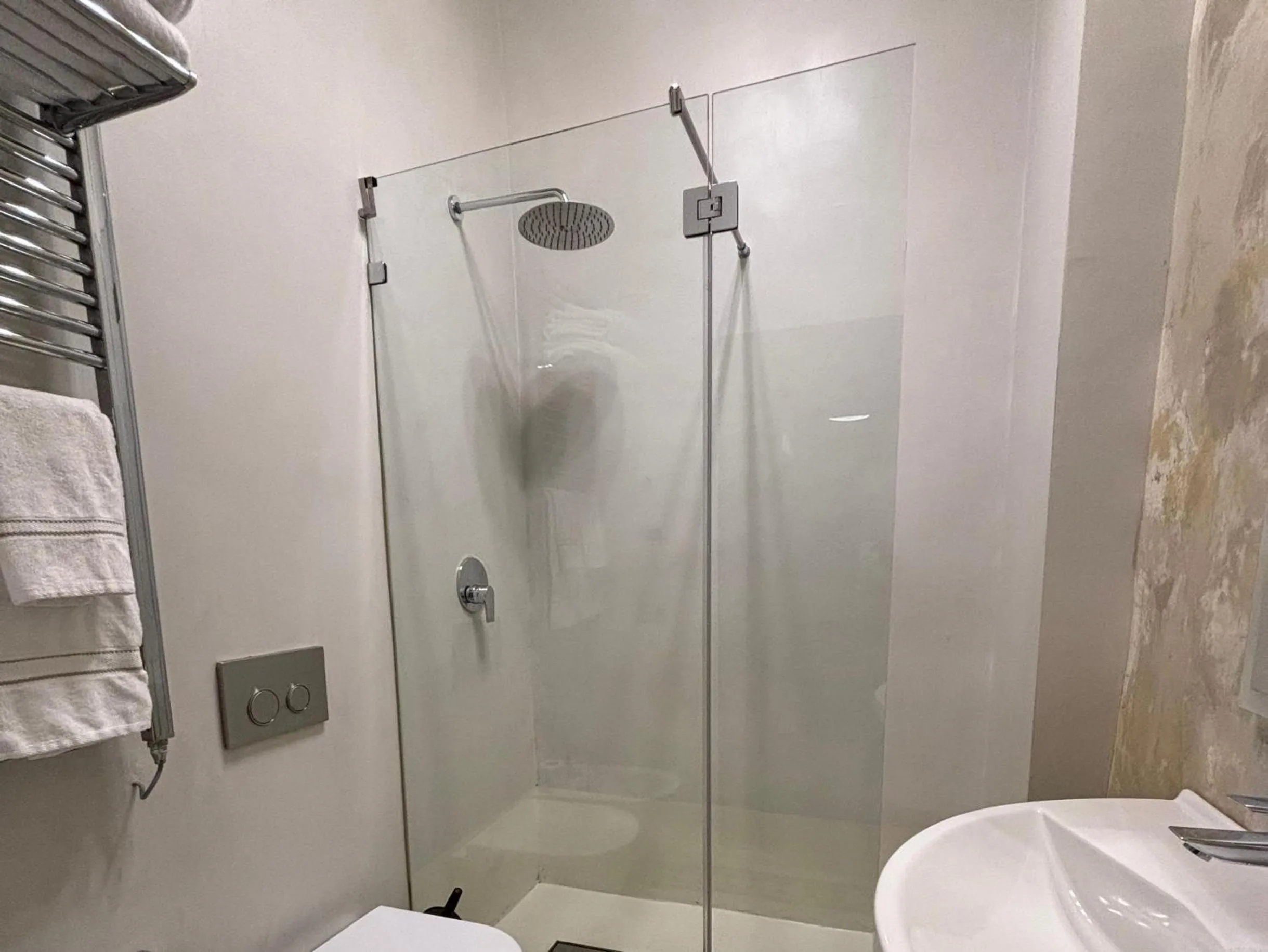 Shower in Numa Florence Palazzo San Niccolò