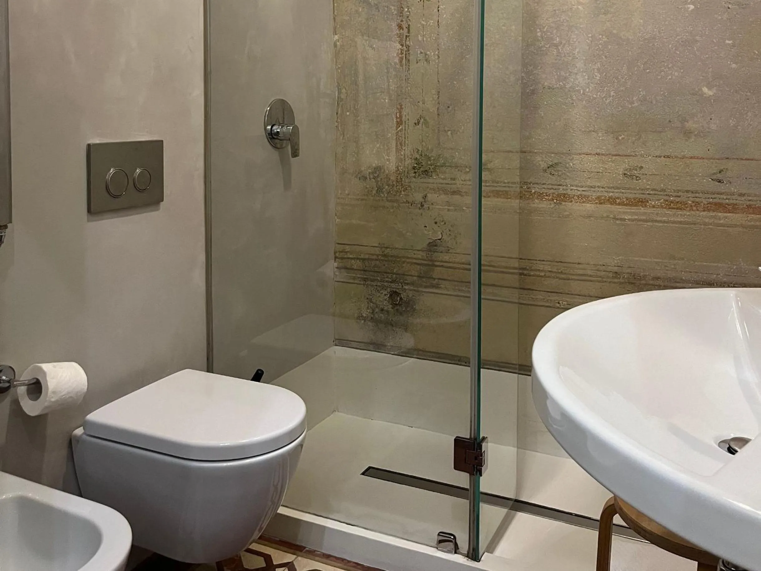 Shower in Numa Florence Palazzo San Niccolò