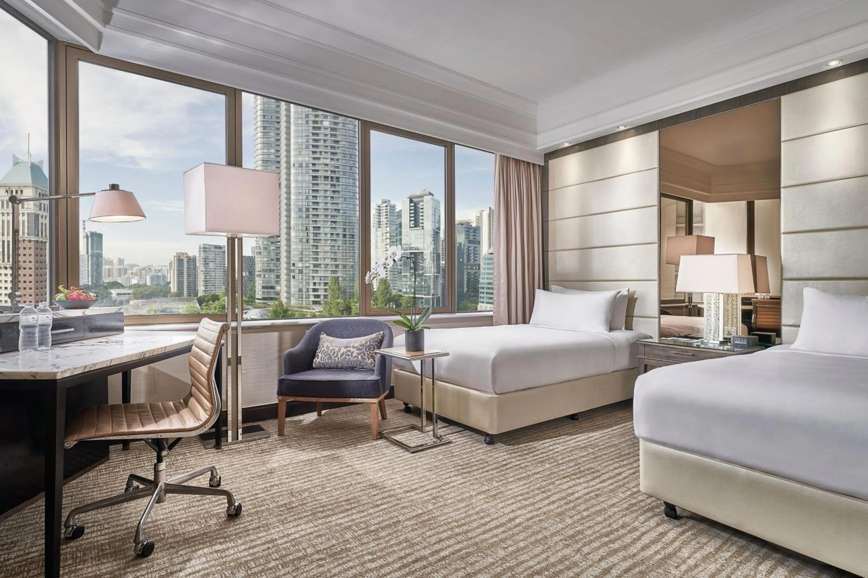 Photo of the whole room, Bed in Singapore Marriott Tang Plaza Hotel