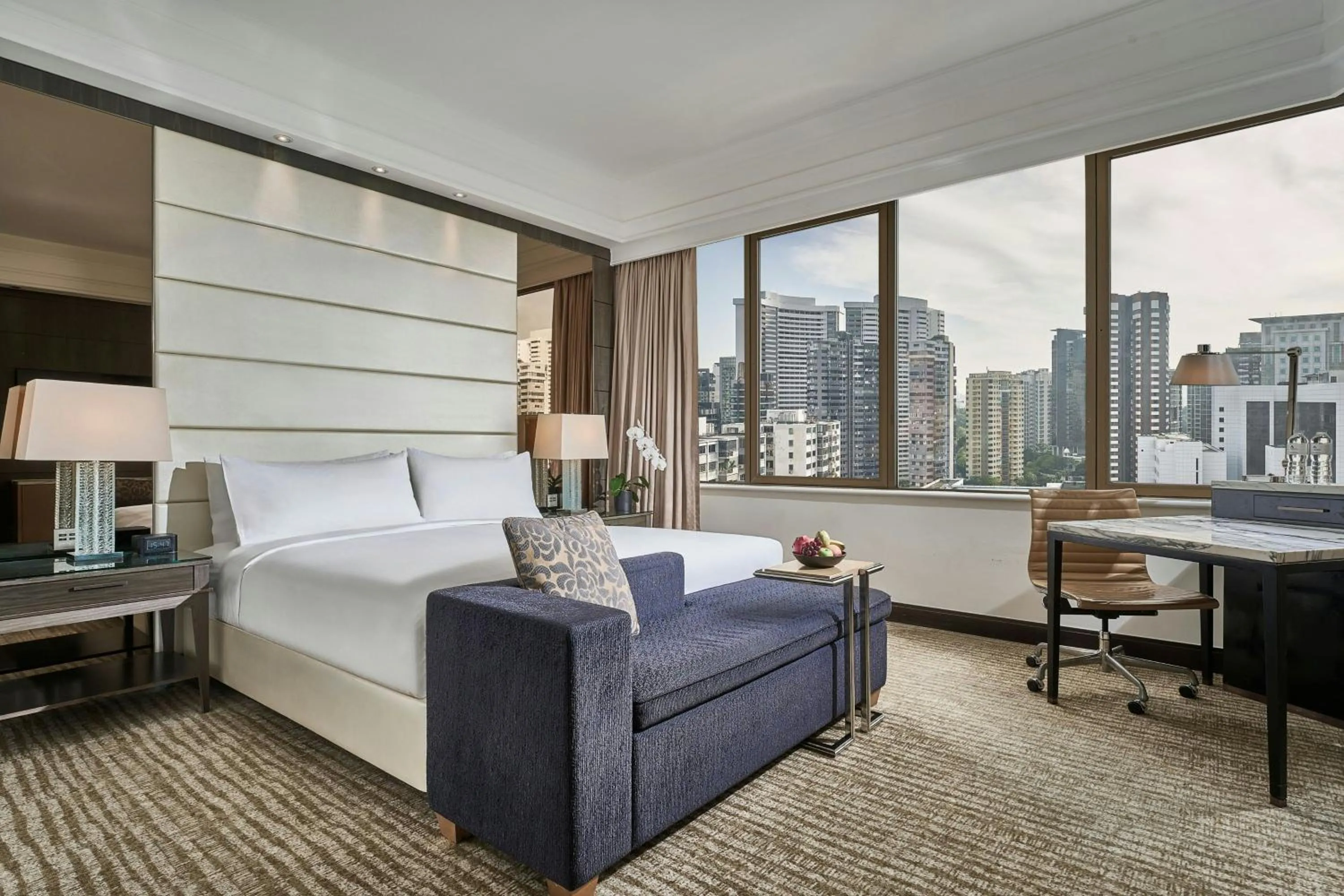 Photo of the whole room, Bed in Singapore Marriott Tang Plaza Hotel