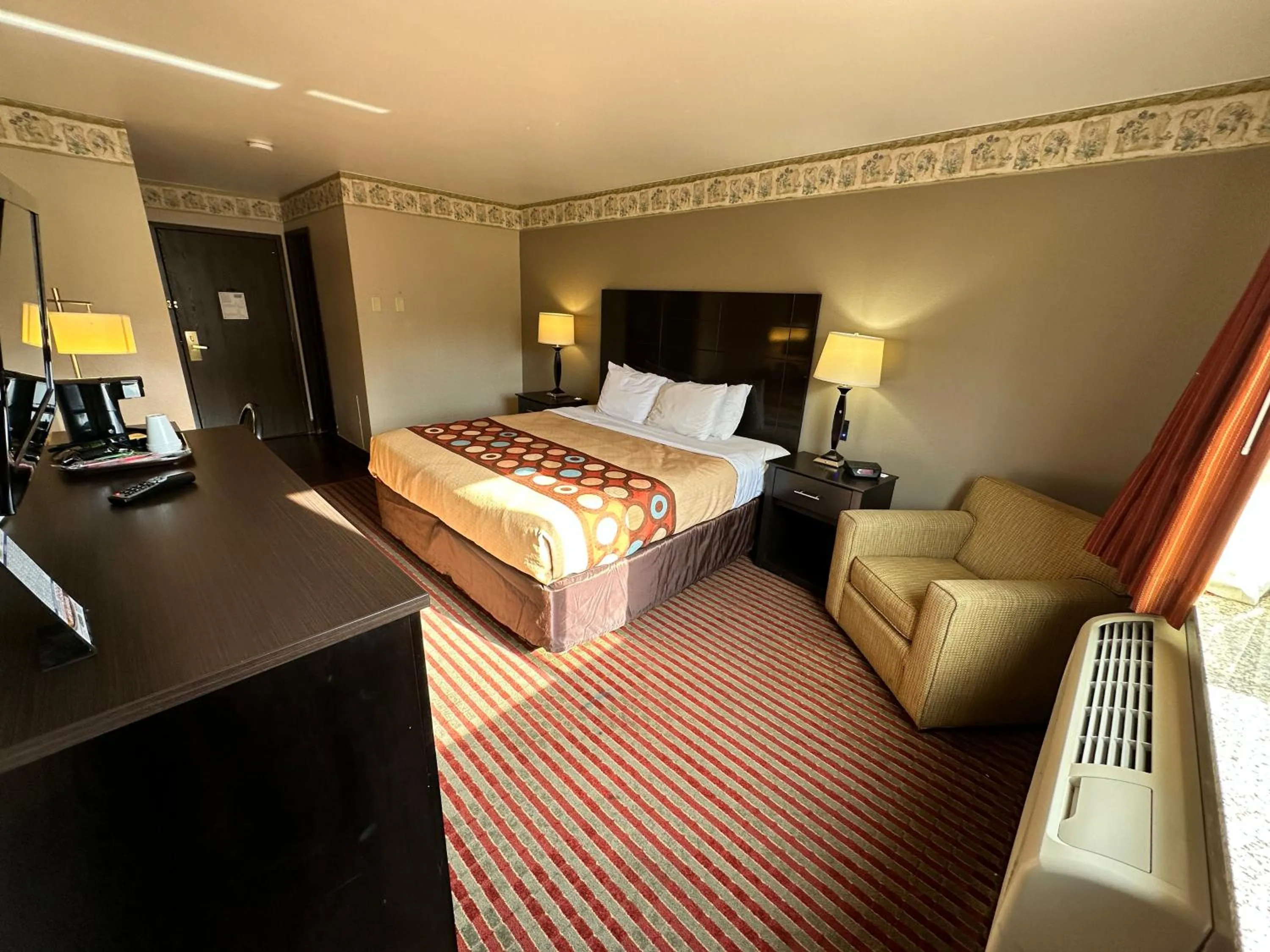 Bedroom, Bed in Rodeway Inn & Suites Madison East