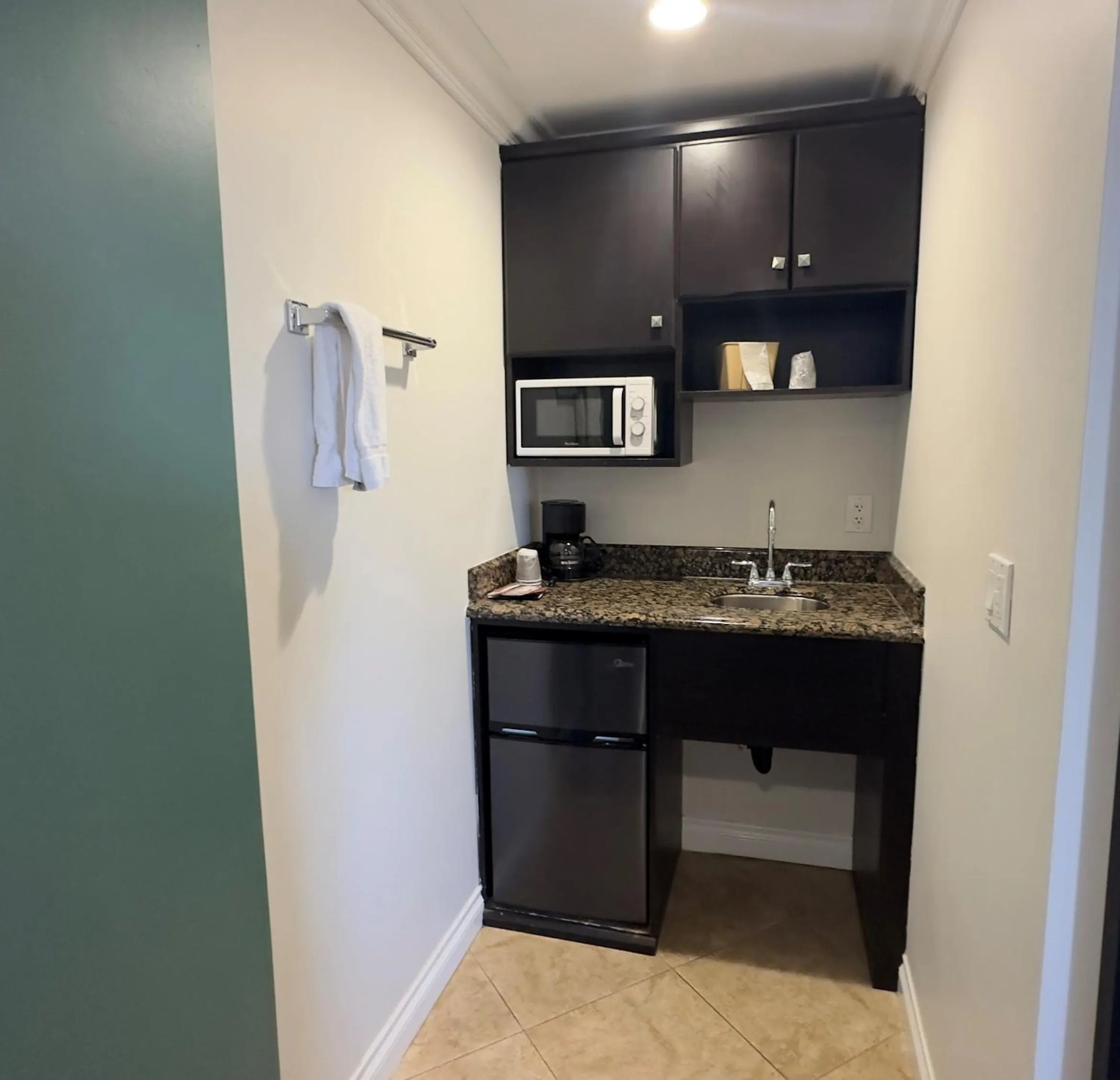 Coffee/tea facilities in Garden Inn and Suites Glendora