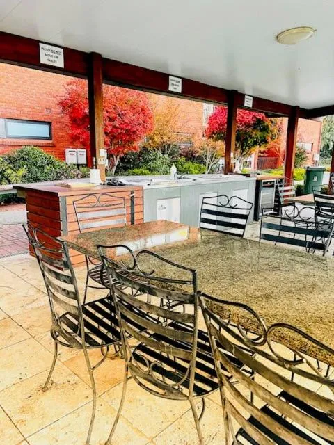 BBQ facilities in Forrest Hotel & Apartments