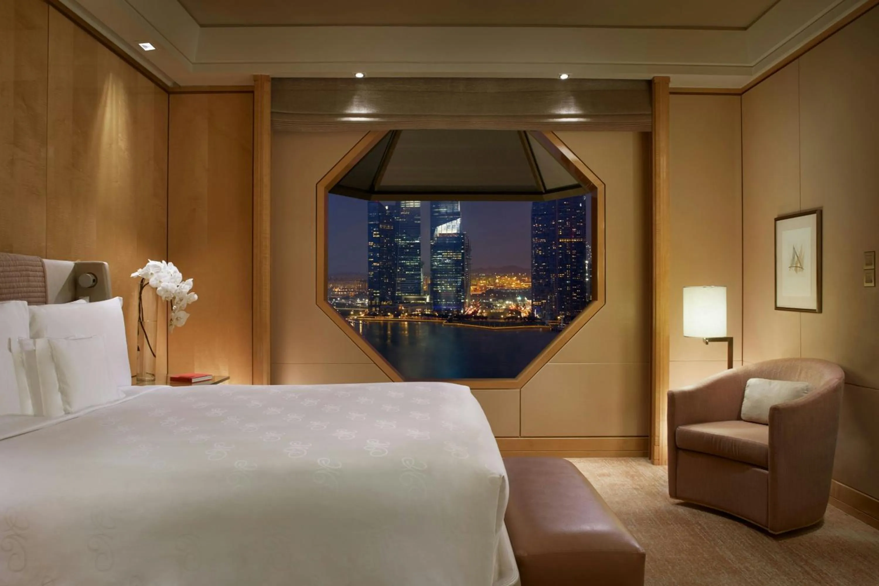 Bedroom, Bed in The Ritz-Carlton, Millenia Singapore