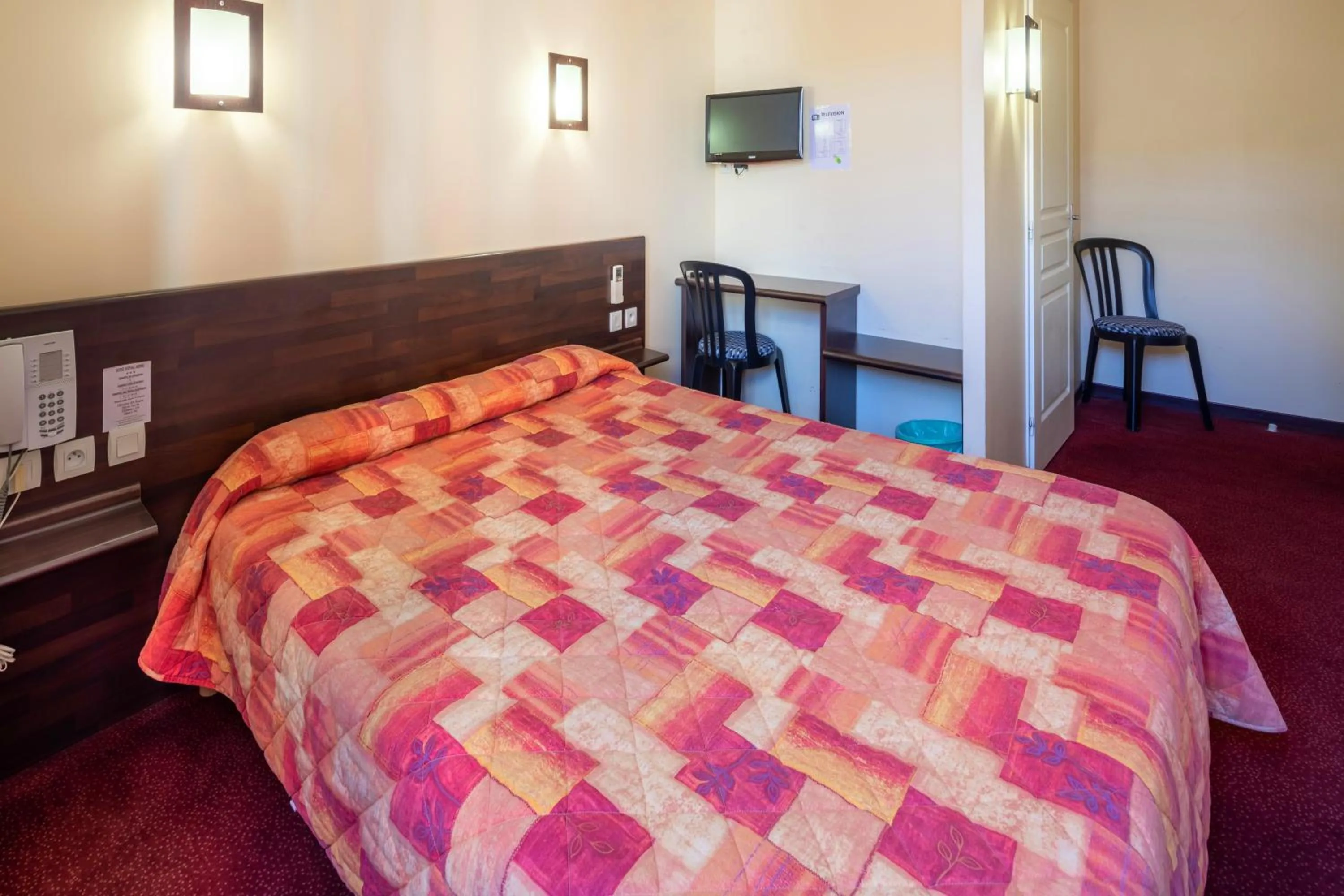 Bedroom, Bed in Hôtel Estival Arriel