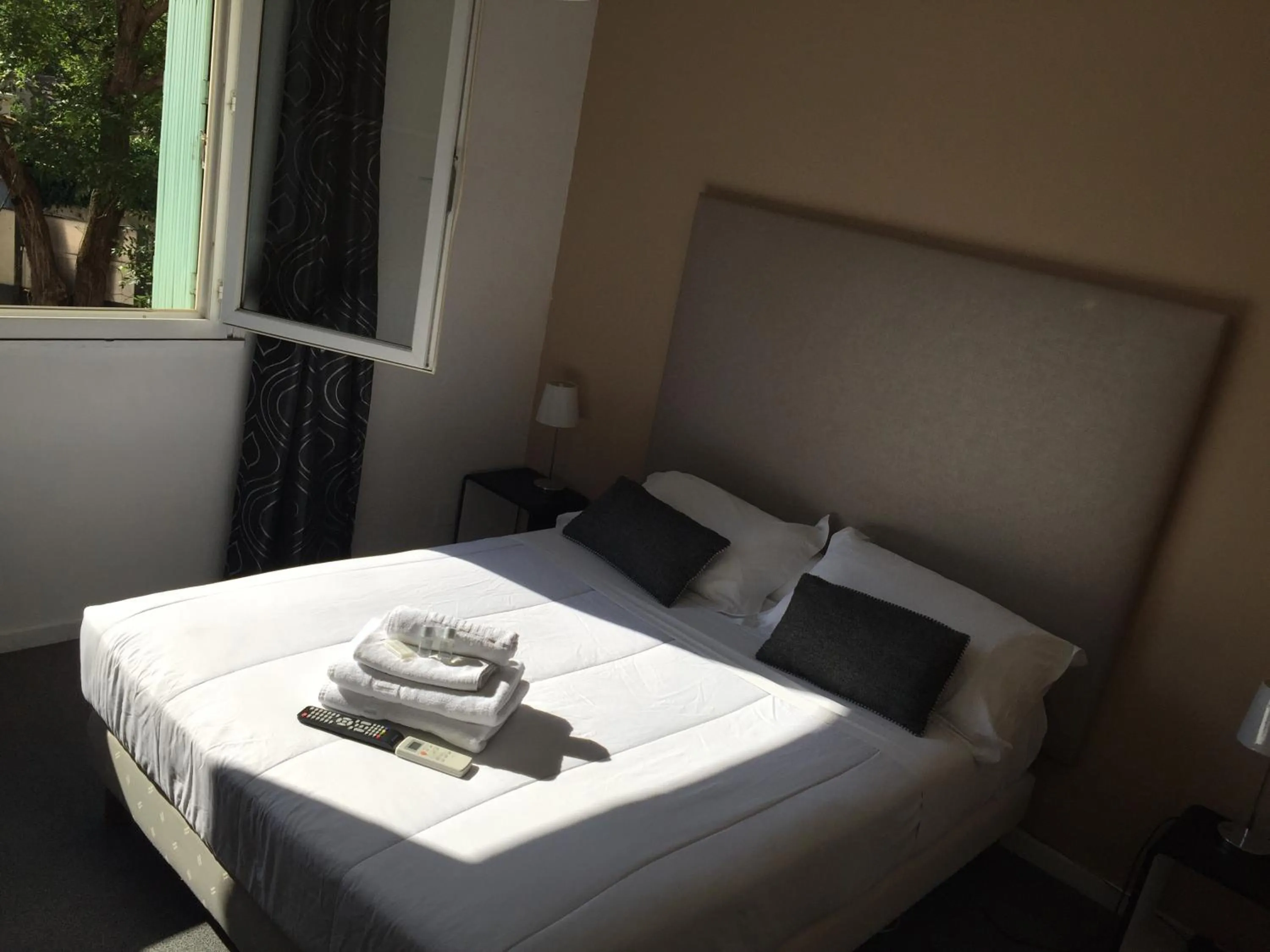 Bed in Hôtel L'Eau Des Collines